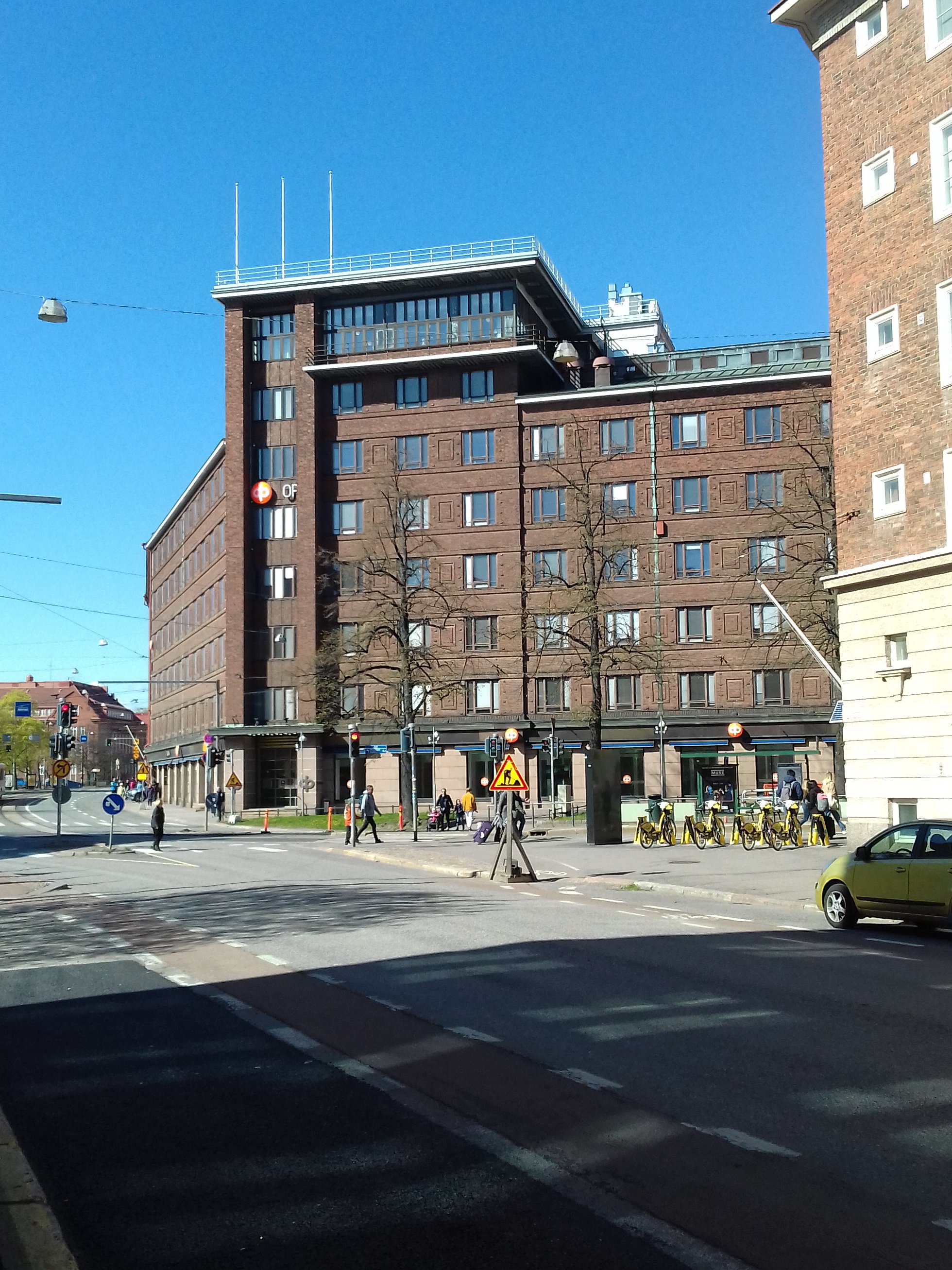 Näkymä Runeberginkadun ja Arkadiankadun risteyksestä pohjoiseen. Kuvan keskellä Osuuskassojen Keskusliiton rakennus, Arkadiankatu 23. Kadulla HKL:n johdinauto numero 604 linjalla 14, henkilöautoja ja takseja. Kuvan vasemmassa laidassa erottuu Tyttönormaalilyseon rakennus, Runeberginkatu 22-24. rephoto