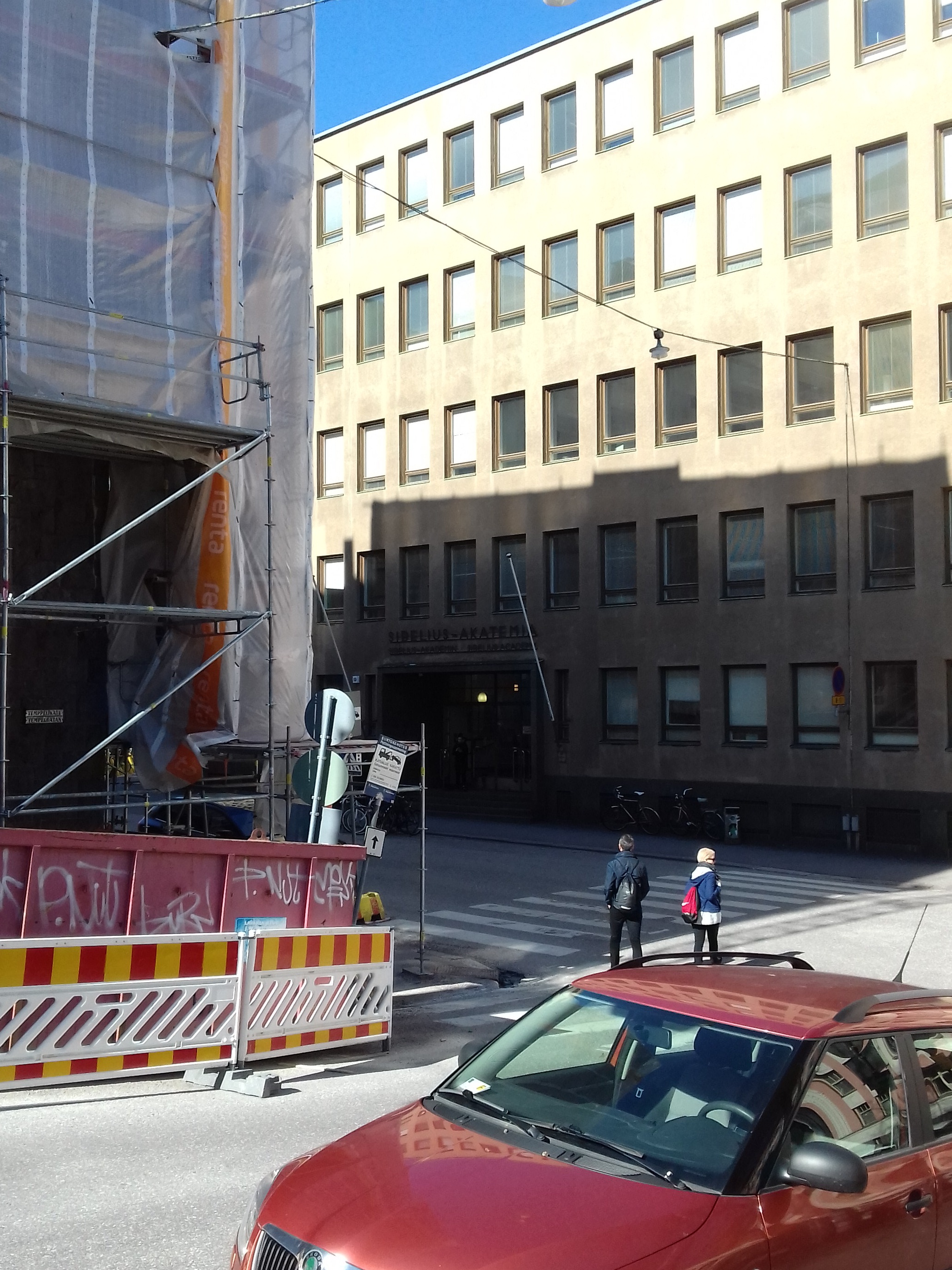 Helsingin Suomalaisen Yhteiskoulu, julkisivu Nervenderinkadun toiselta puolelta. rephoto