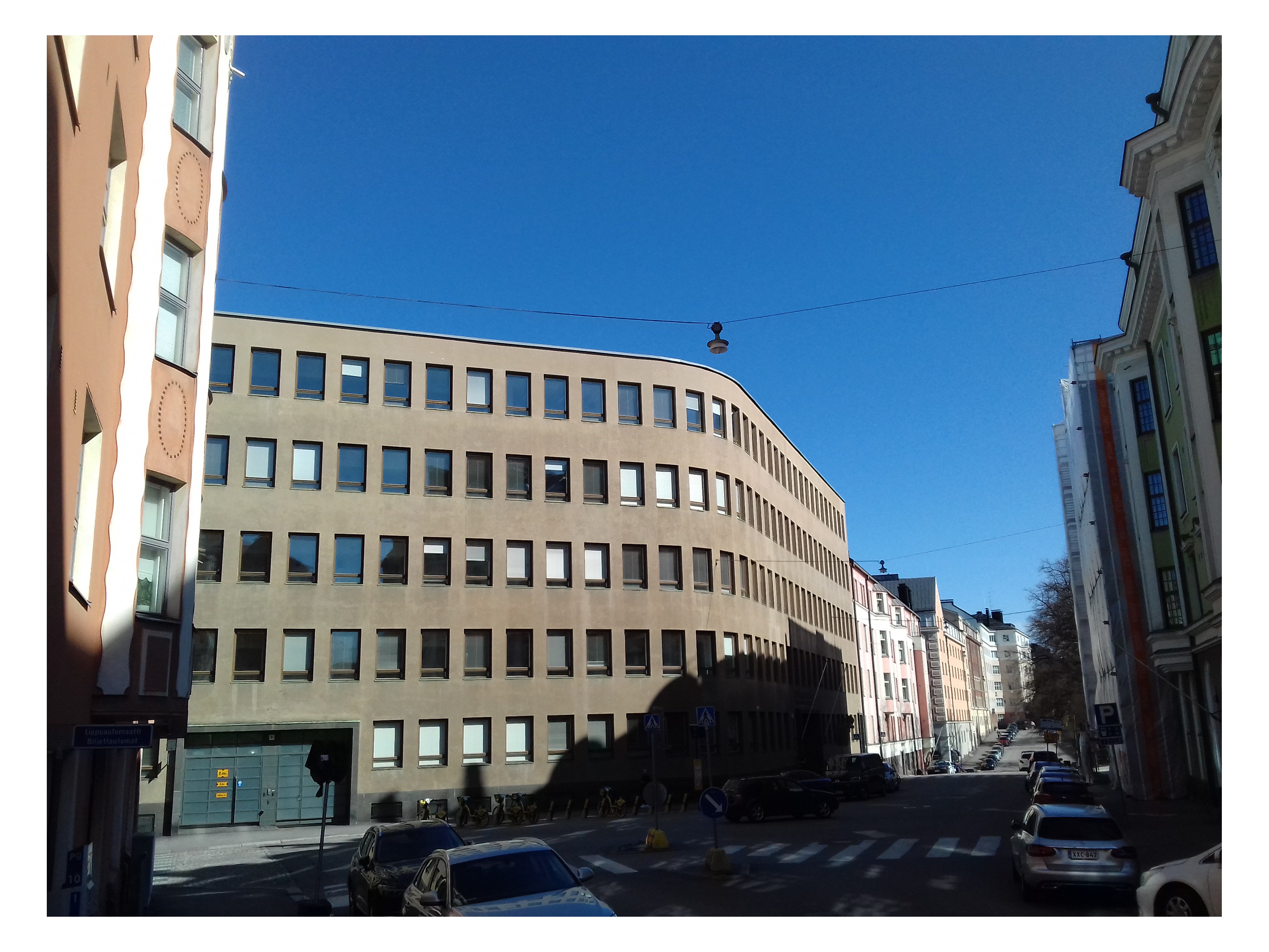Suomalaisen Yhteislyseon rakennus nähtynä Nervanderinkadun ja Cygnaeuksenkadun risteyksen toiselta puolelta. Nervanderinkatu 13 vasemmalla, Cygnaeuksenkatu 1 oikealla. rephoto