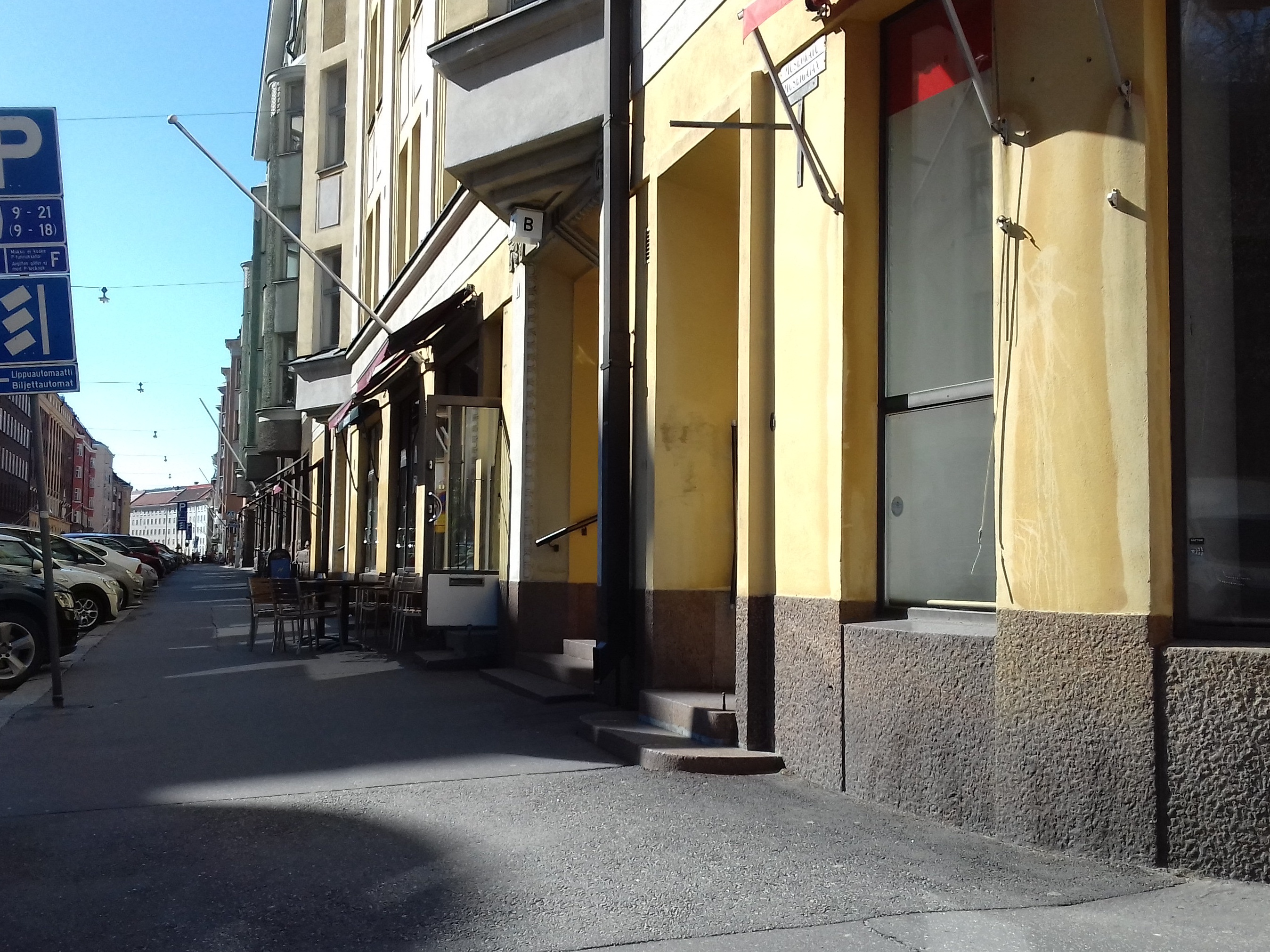 Katusoittaja soittaa viulua Museokatu 7:n edessä. rephoto