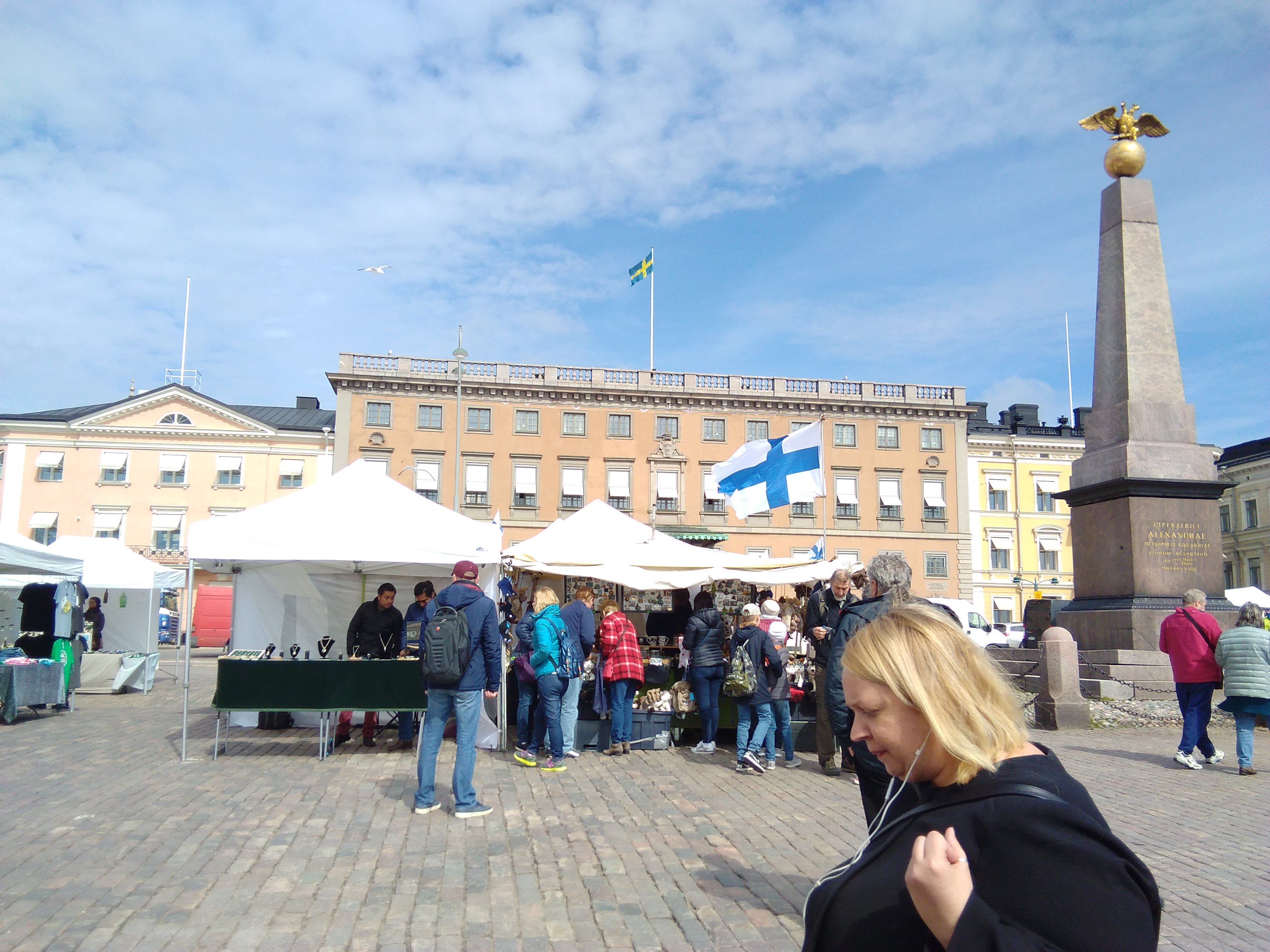 Venäläisiä jäätelökauppiaita Kauppatorilla rephoto