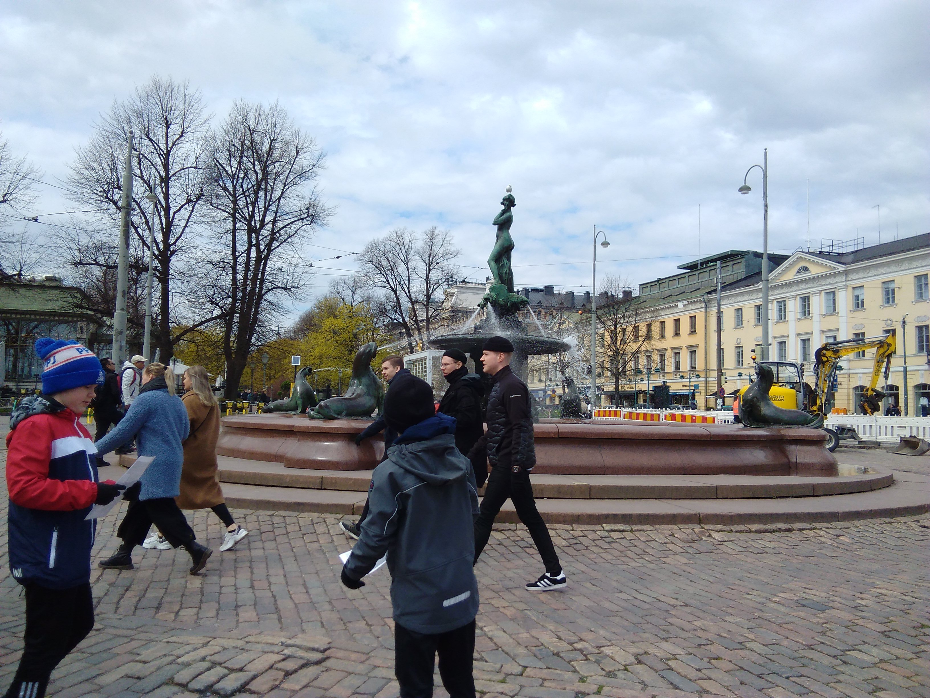 Havis Amanda -suihkukaivo Kauppatorilla paljastustilaisuuden jälkeen rephoto