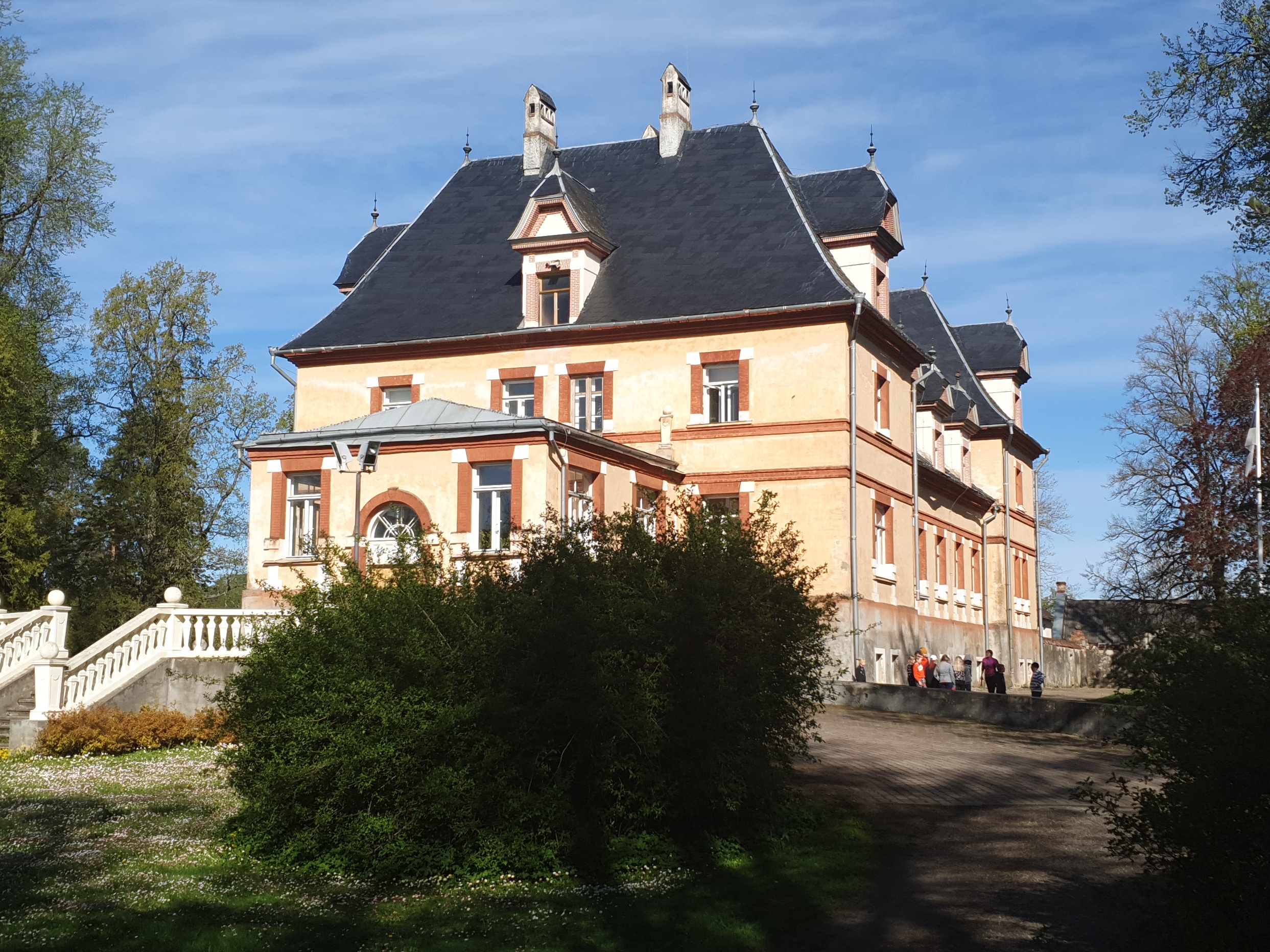 Foto. Mooste MTK hoone endises Mooste mõisa lossis. rephoto