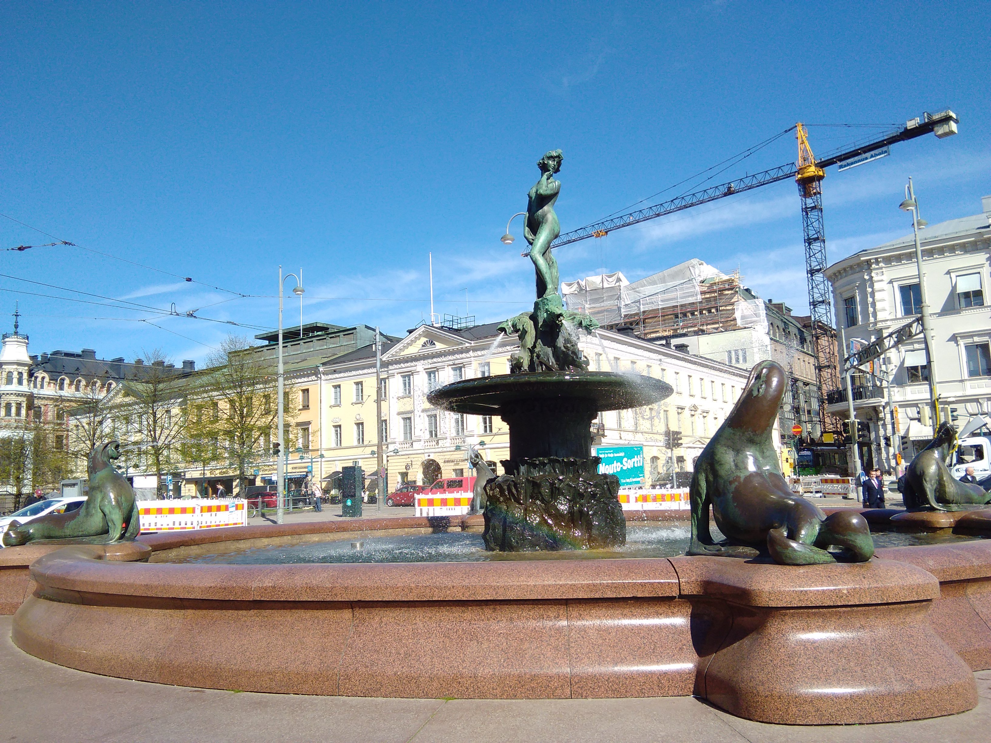 Havis Amanda -suihkukaivo Kauppatorilla paljastustilaisuuden jälkeen rephoto