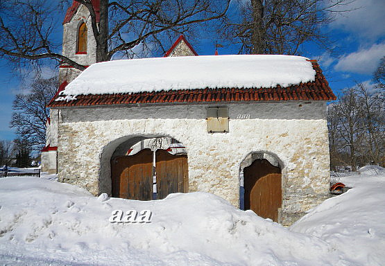 EELK Juuru Mihkli kiriku lõunavärav päikesekellaga. rephoto
