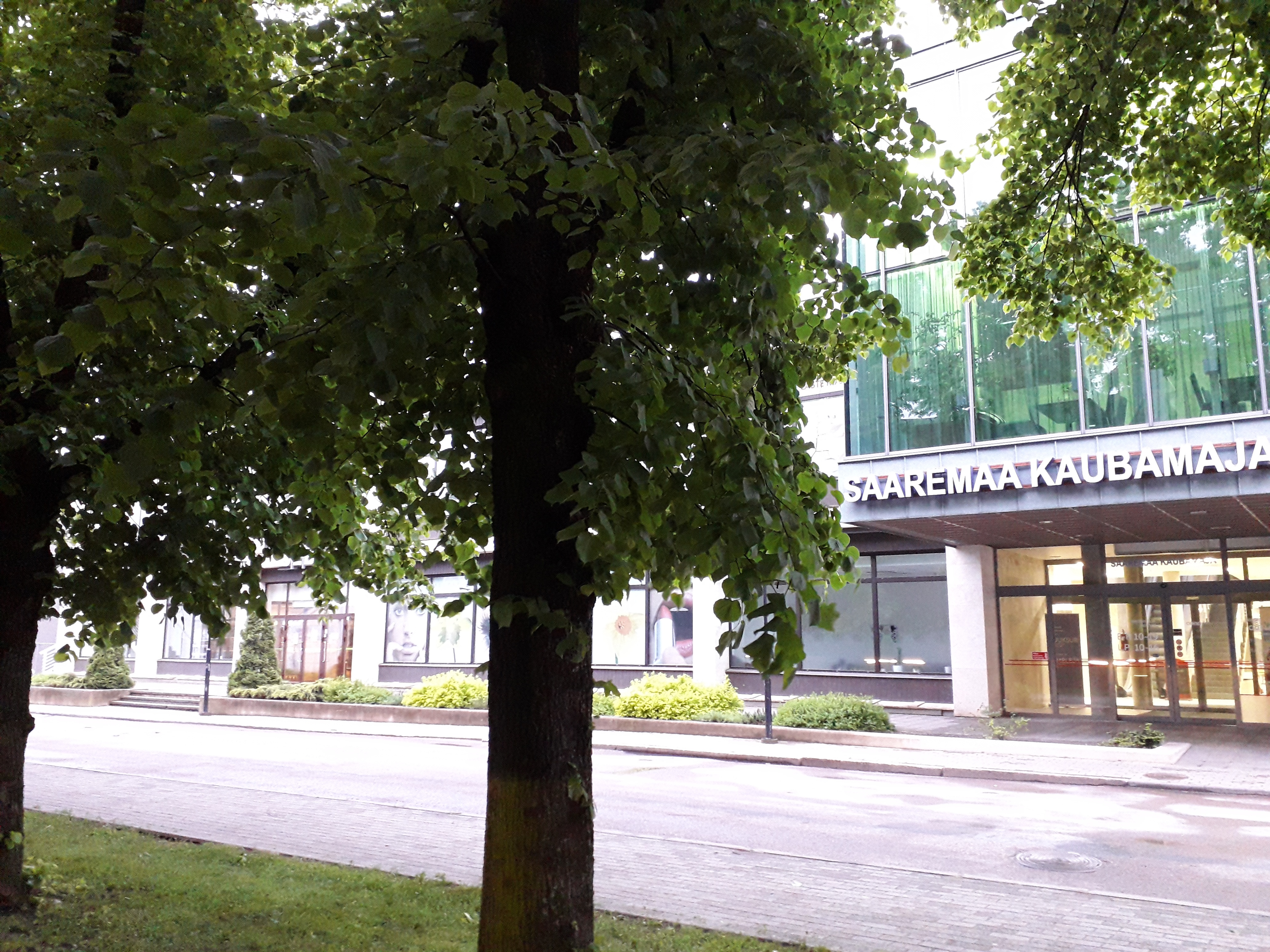 Kaubamaja Kuressaares, fassaadivaade. Arhitekt Aino Orm rephoto