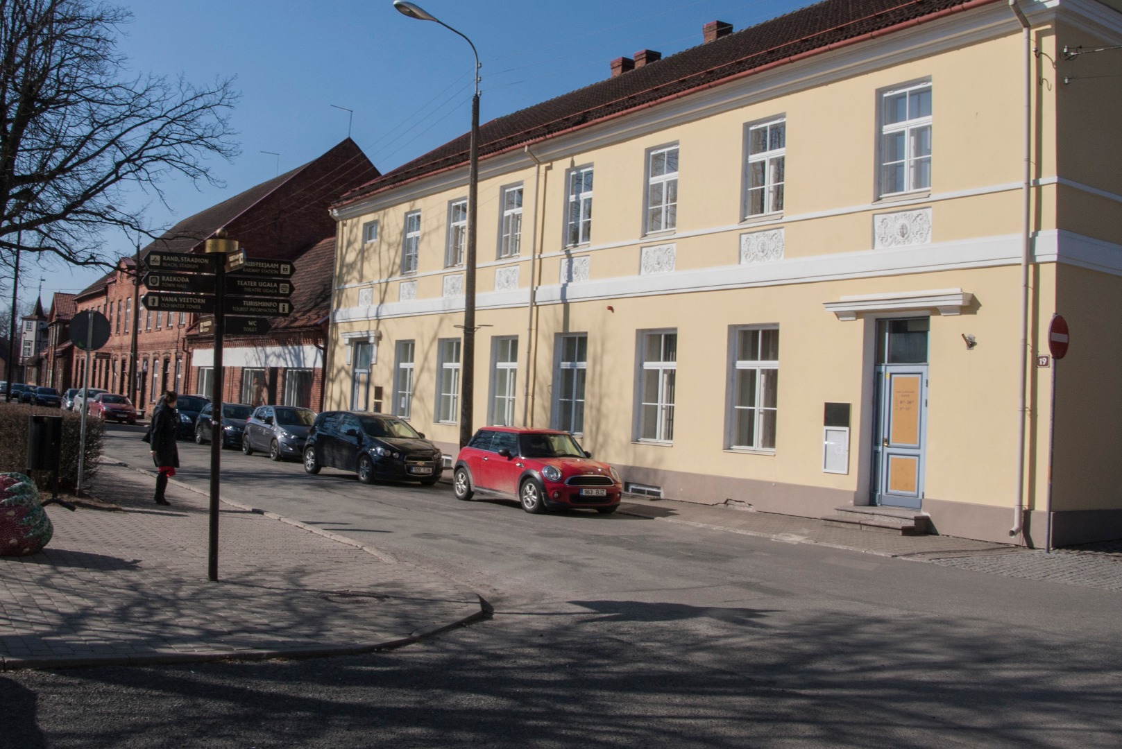 Viljandi VTÜ 80 aastapäev, ühingu liikmete kolonn marssimas rephoto