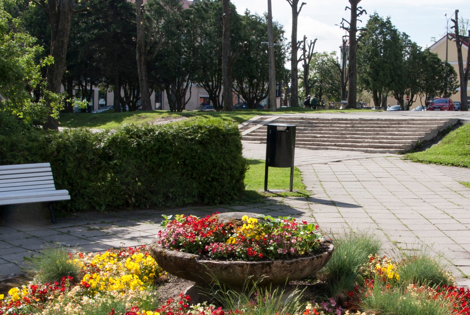 foto, Viljandi, Keskväljak, purskkaev Tüdruk tuvidega, kuju jääga kaetud, u 1958 rephoto