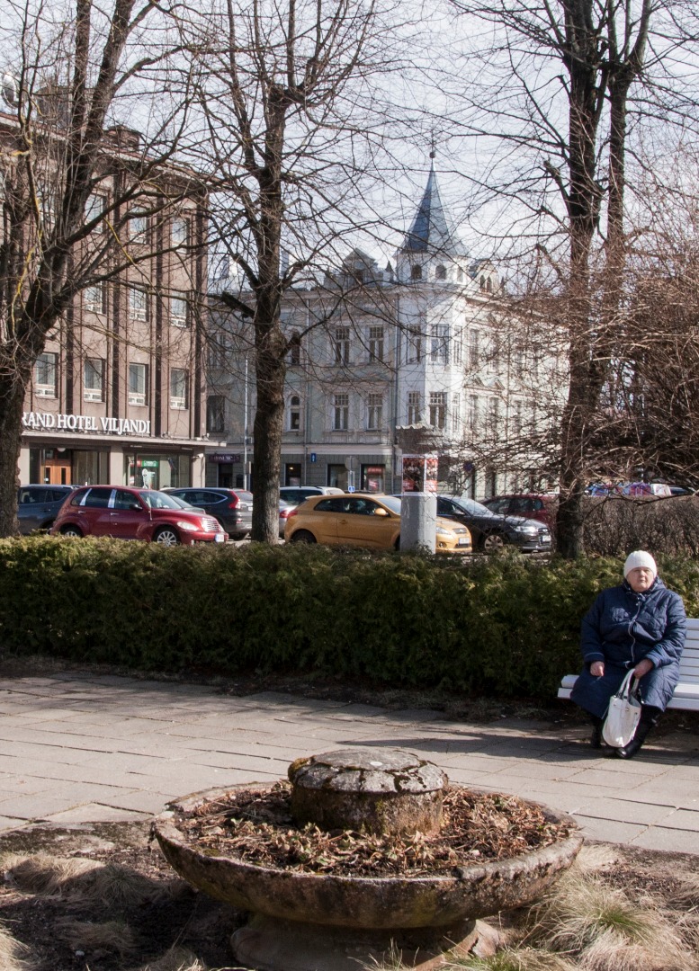 foto, Viljandi, Keskväljak, purskkaev Tüdruk tuvidega, Tartu tn-V. Kingissepa (Lossi) tn ristmik, u 1958, foto E. Veliste? rephoto