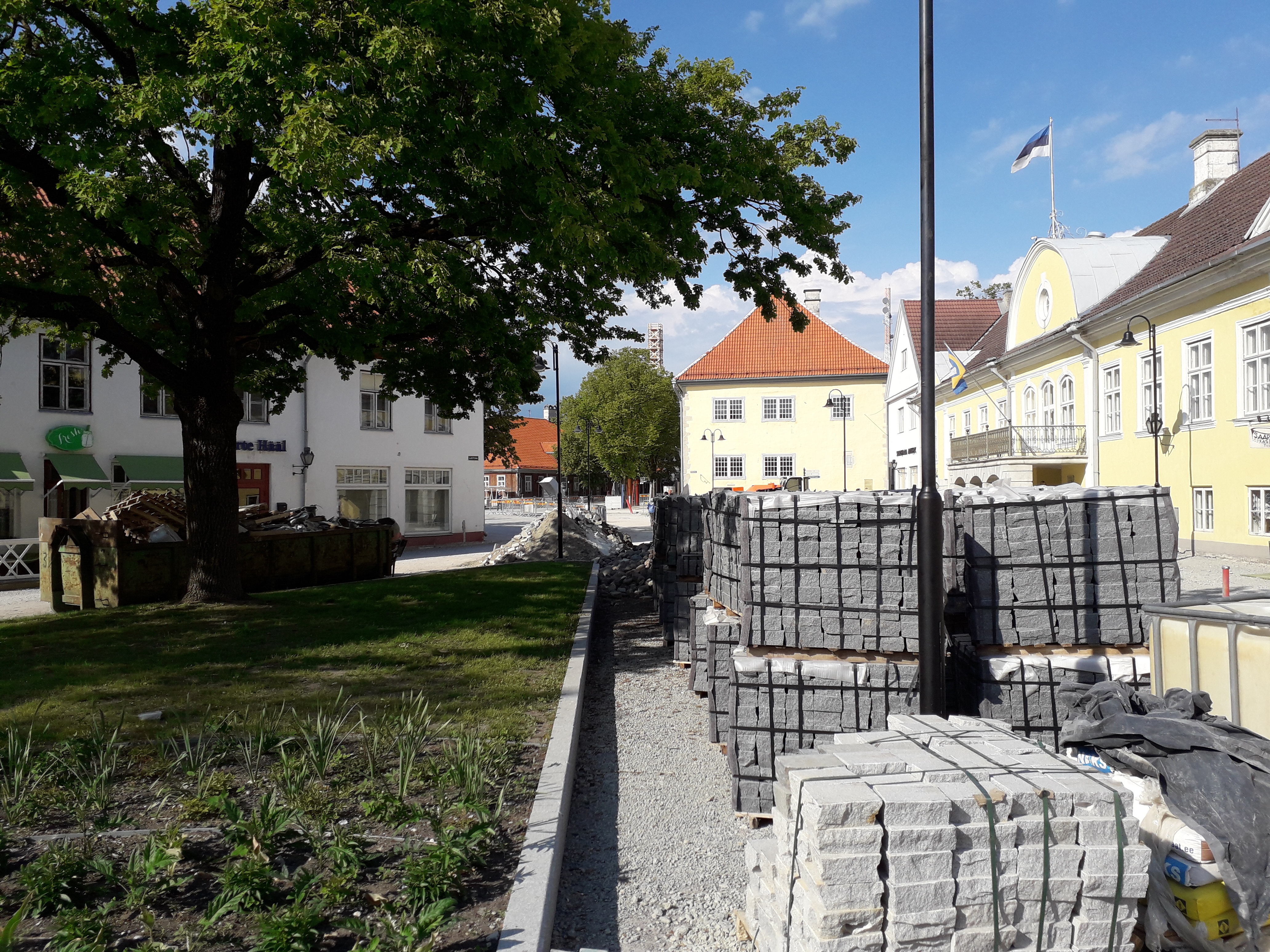 Crowd gathering at the commemorative pillar of the Kuressaare fallen in the Estonian War of Independence rephoto