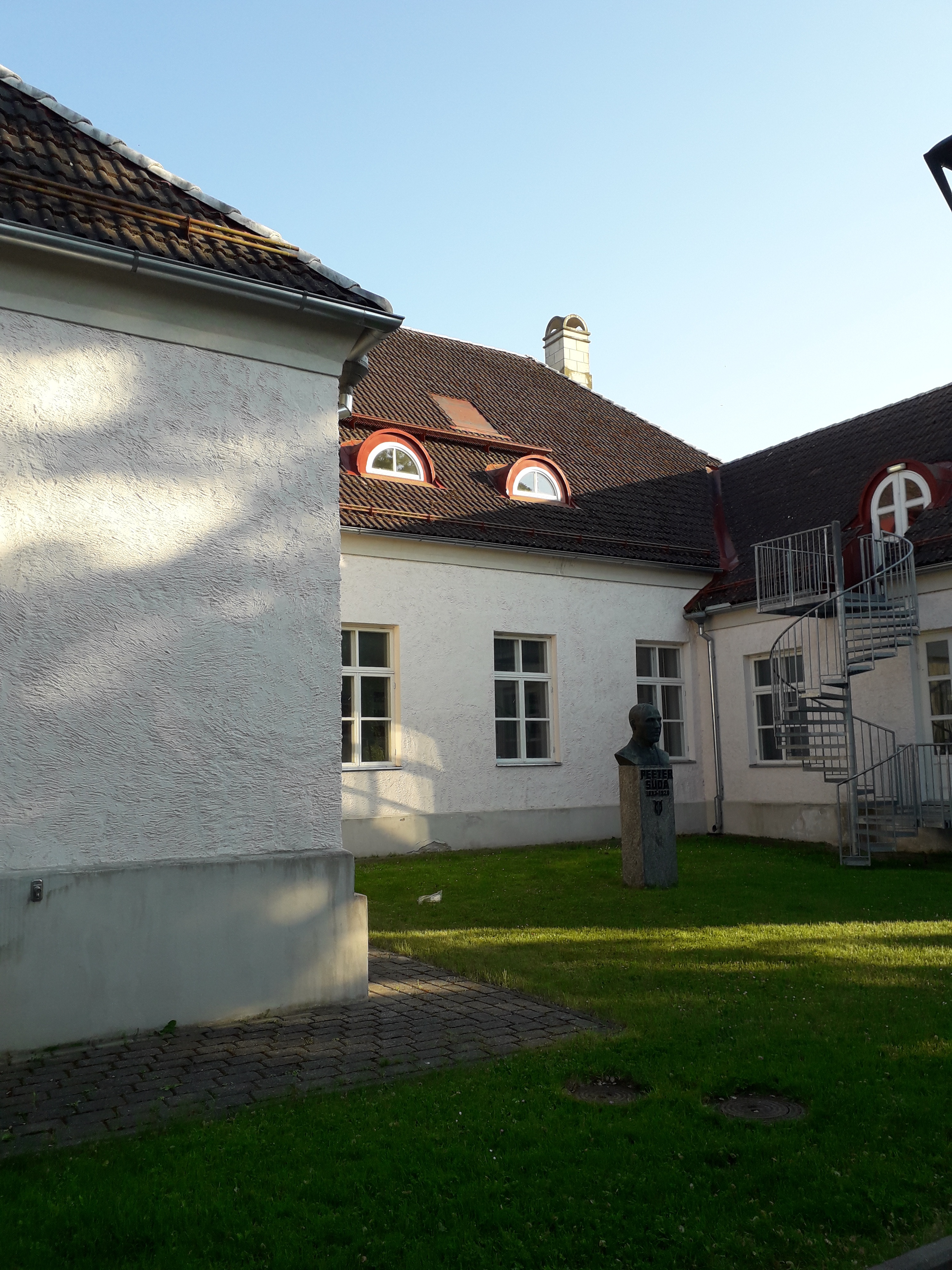 Campenhauseni maja, praegu lastemuusikakool Kuressaares, esifassaadi vaade rephoto