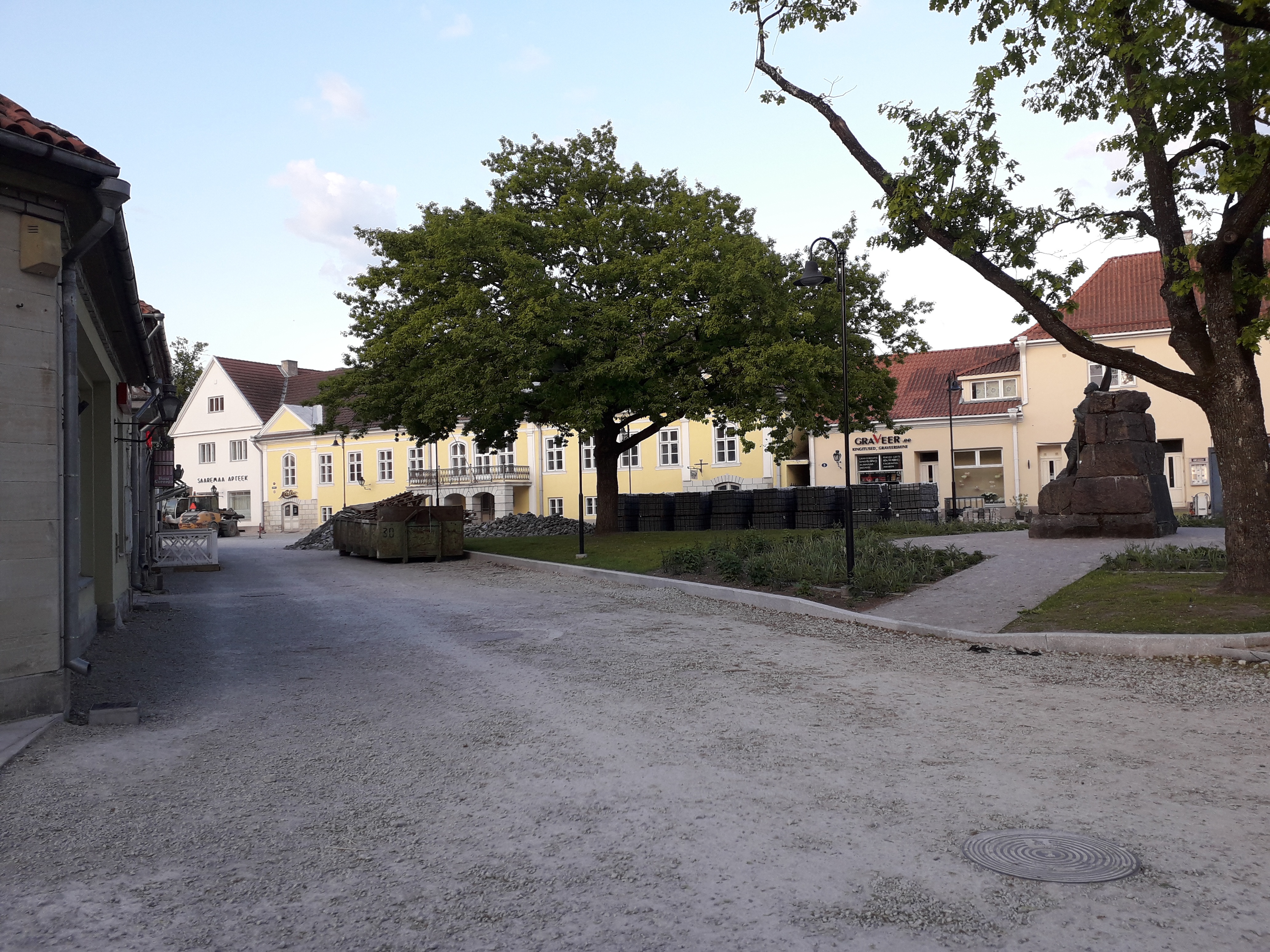 Foto. Saare maavalitsuse hoone Kuressaares. Kuulunud kapten Harald Dampffile. Albumis HM 8466:1. rephoto