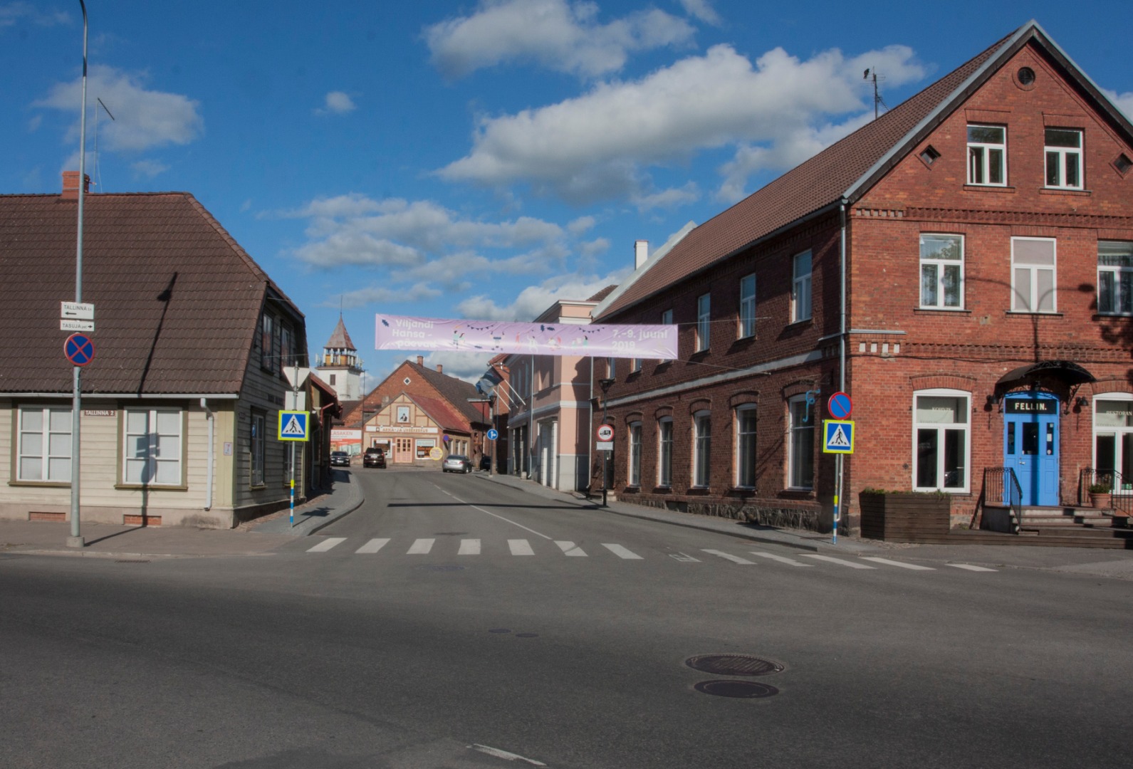 trükipostkaart, Viljandi, Tallinna-Kauba tn ristmik, Kauba tn algus, paremal Rotermann'i kaubamaja u 1905 F J. Riet rephoto