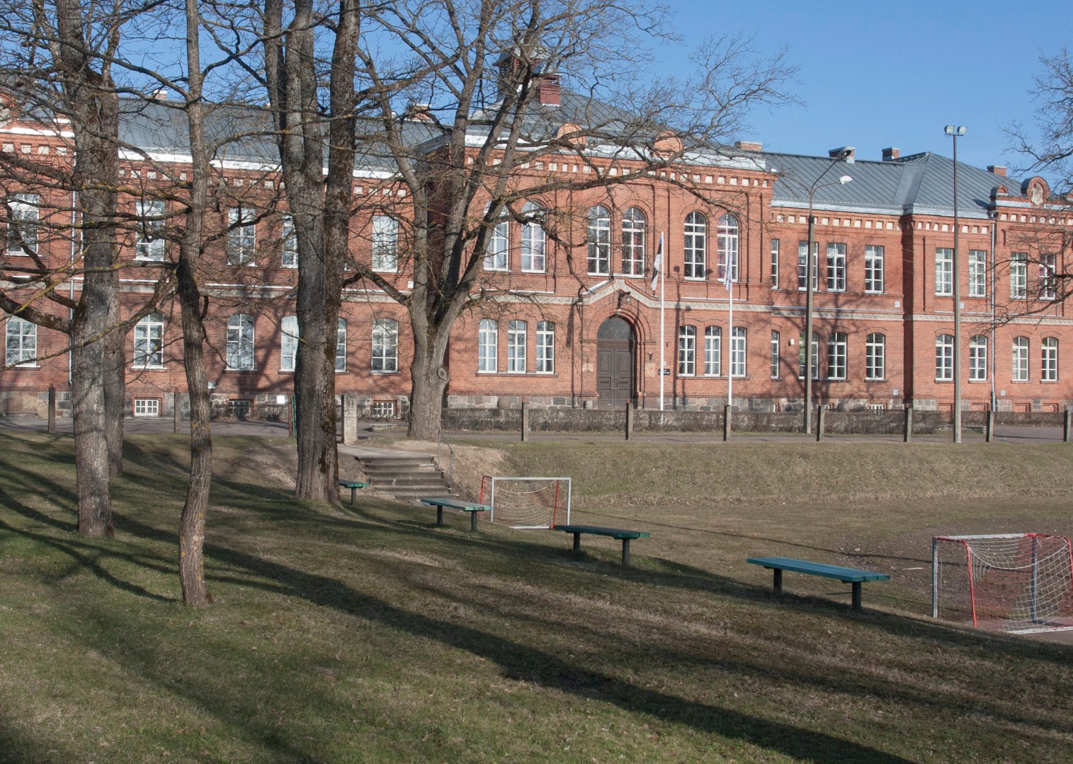foto, Viljandi gümnaasium, park, hoone, ees voorimees u 1910, Uueveski tee 1 rephoto