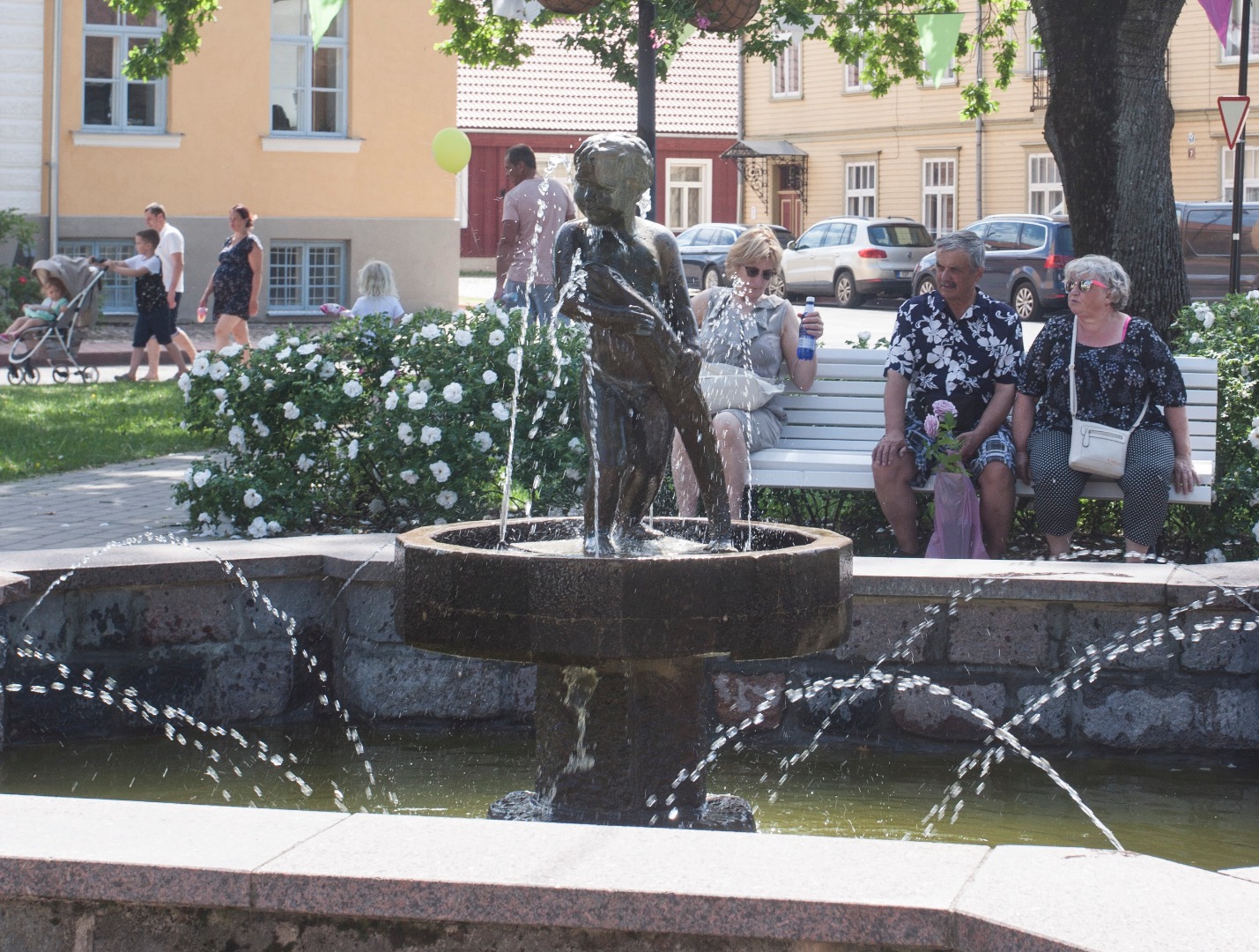 fotopostkaart, Viljandi, Laidoneri plats, purskkaev "Poiss kalaga", Lutsu tn algus, u 1935 rephoto