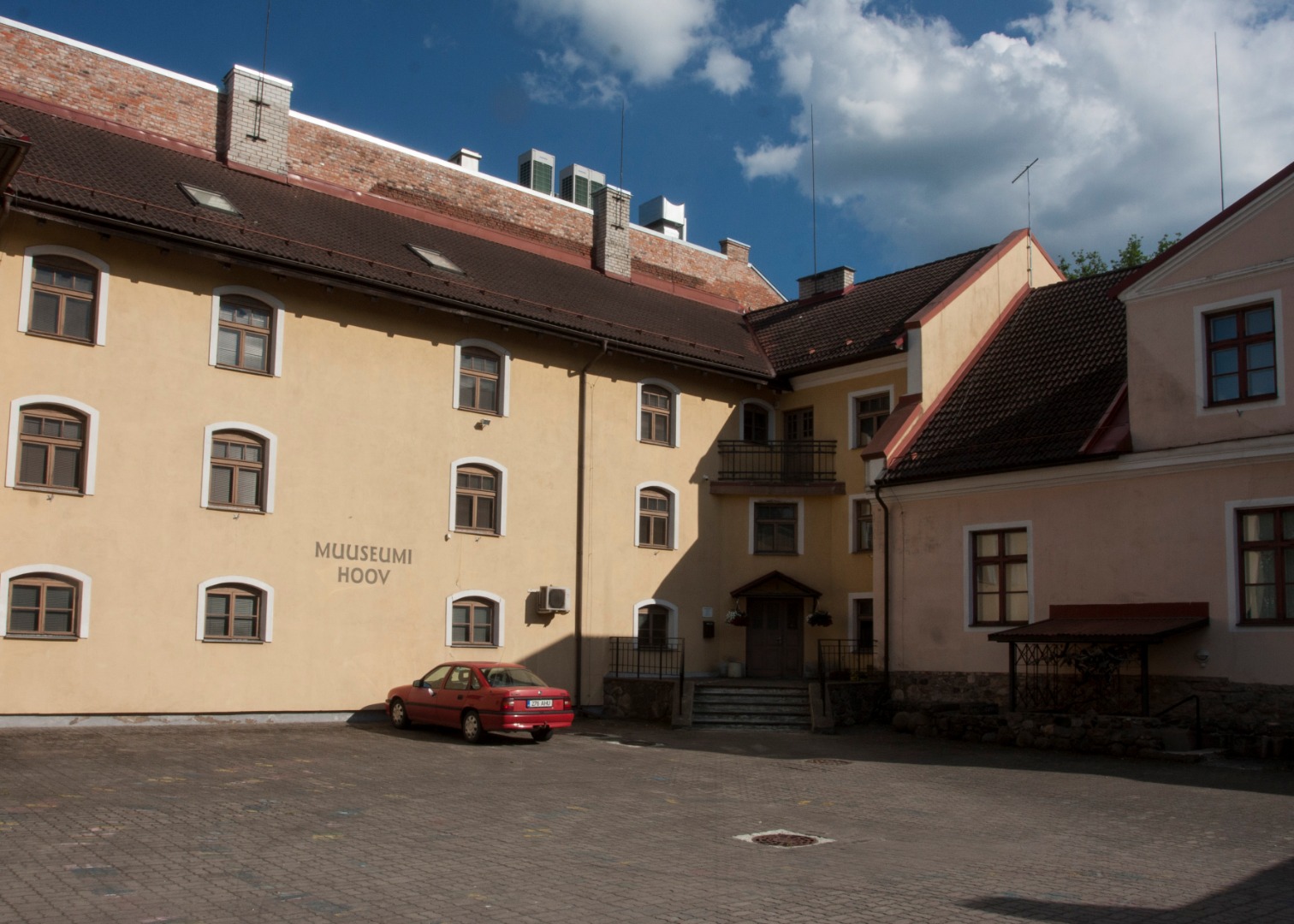 foto, Viljandi muuseumi õu, Martinson, Männik, Pihlak, 1994, foto E. Veliste rephoto