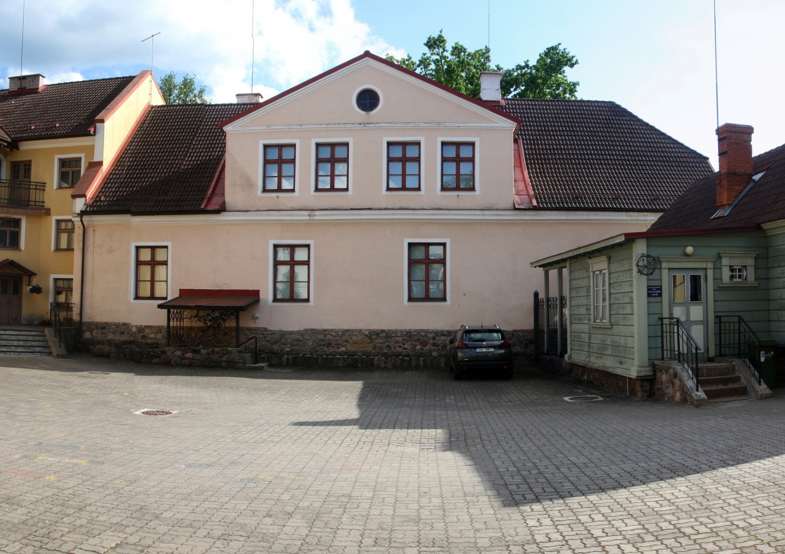 foto, Viljandi muuseum, ehitus, õuetiiva lammutus, 1993, foto E. Veliste rephoto