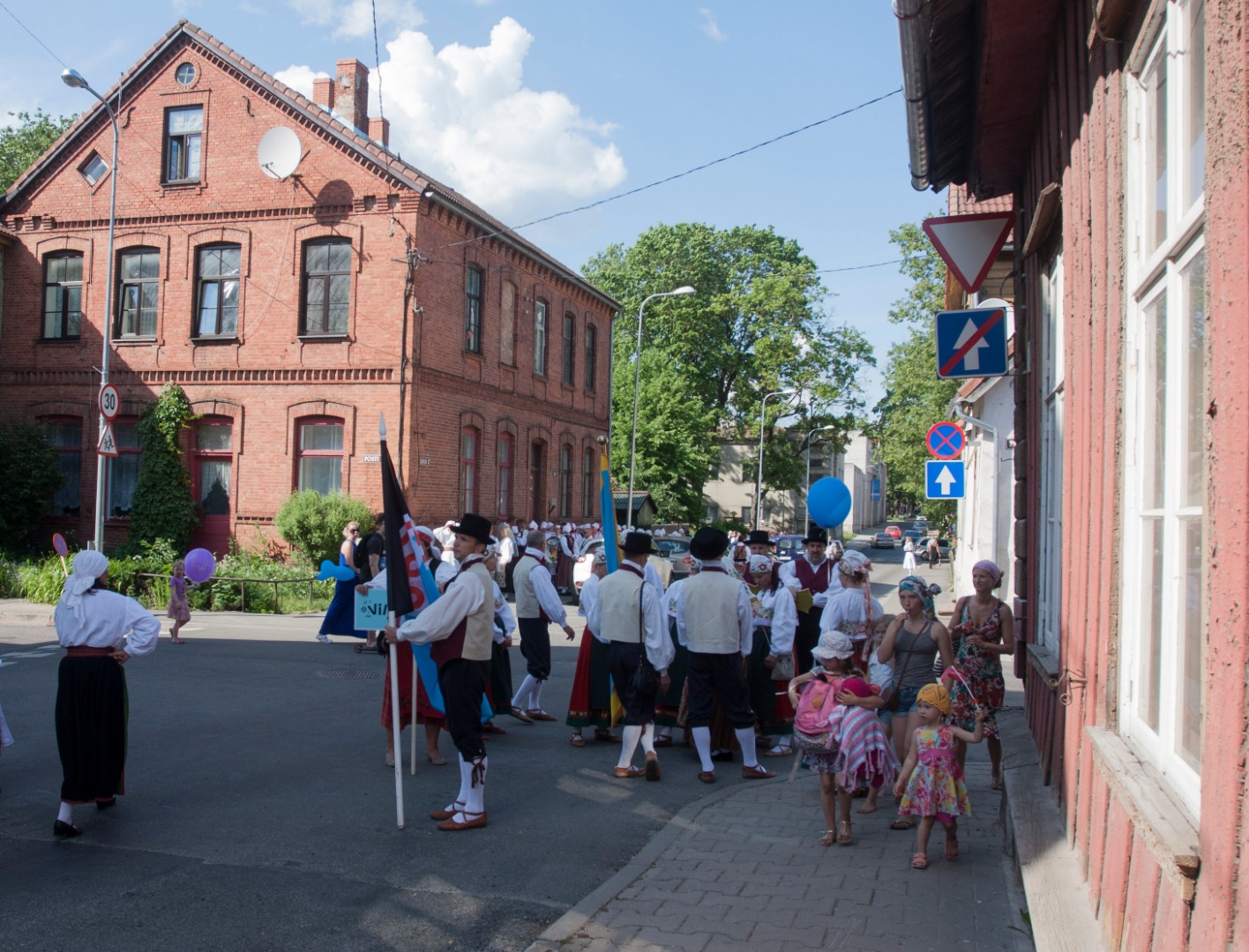 trükipostkaart, Viljandi, Lossi tn- Posti tn ristmik, hotell Park, u 1903, Verlag von A. Tõllasepp rephoto