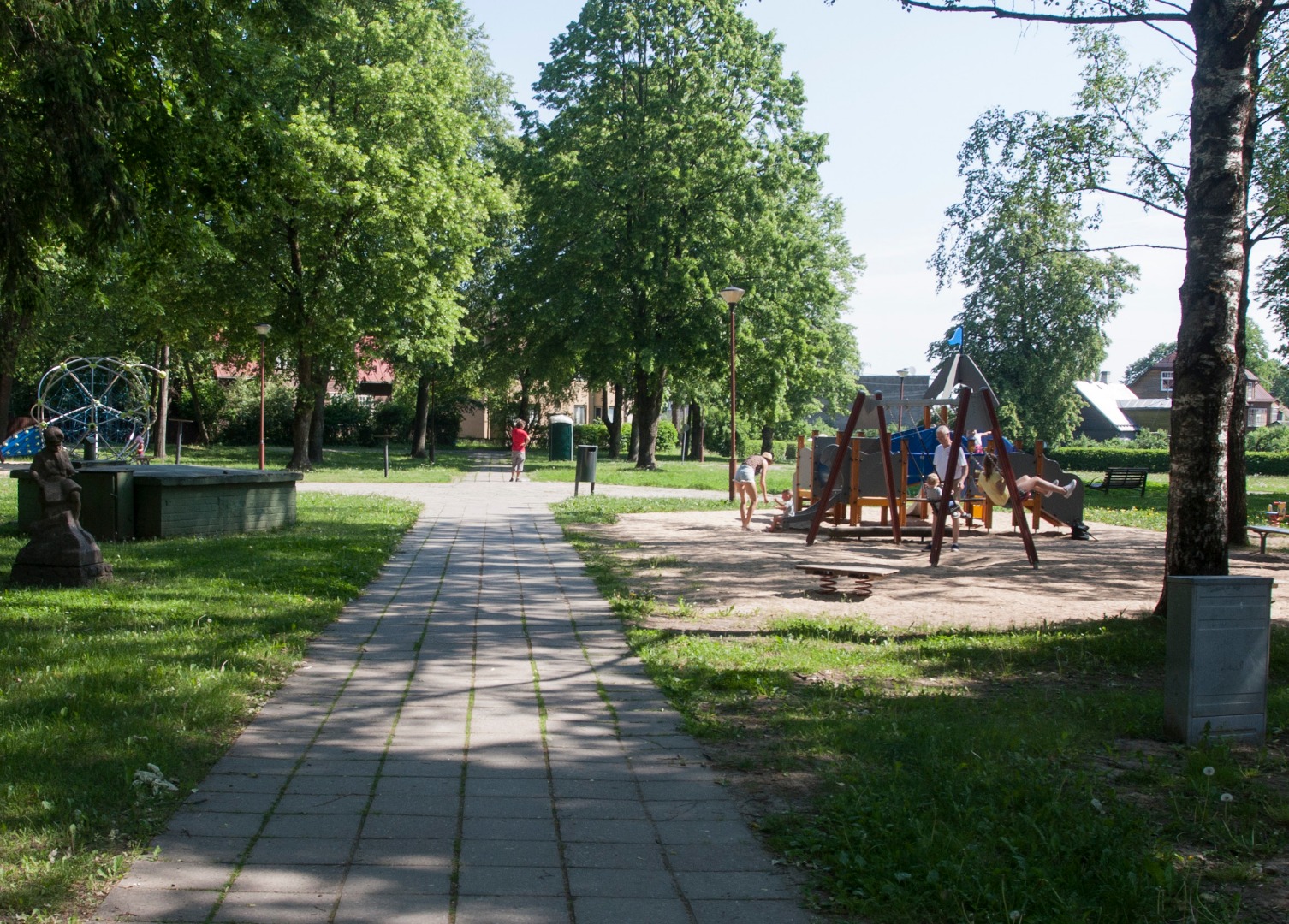foto, Viljandi, V. Kingissepa (Lossi) tn- J. Gagarini (Uus) tn nurk, haljasala (Pioneeride park), u 1960 rephoto