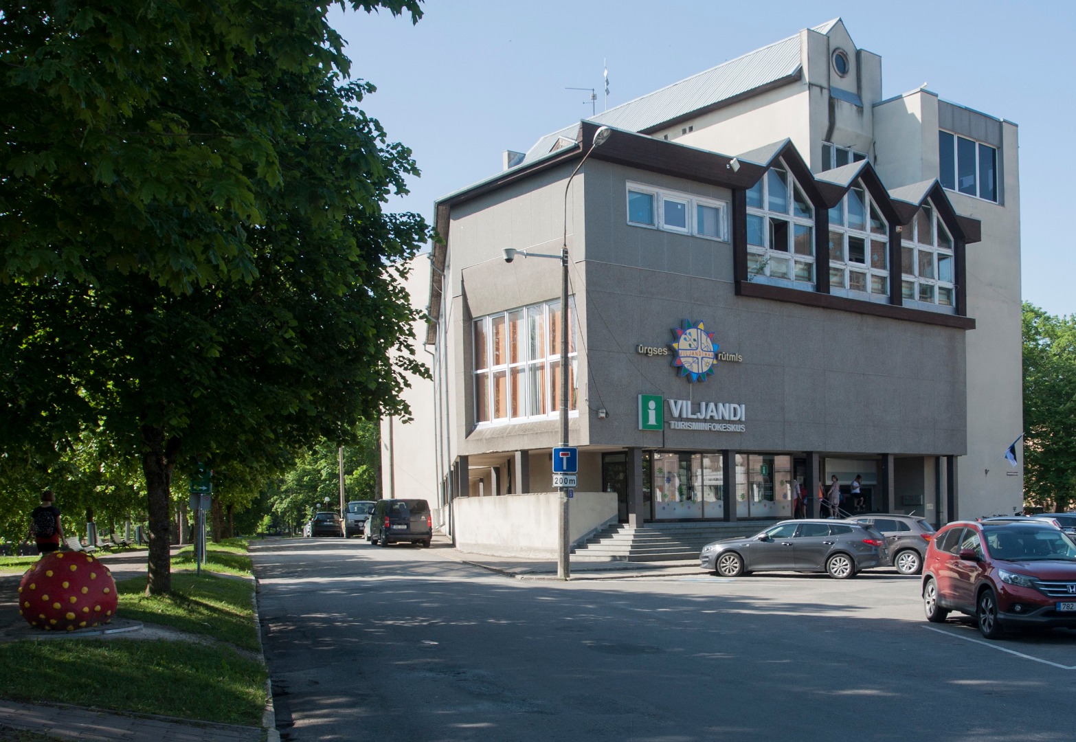 fotonegatiiv, Viljandi, Tasuja puiestee (inimesed ja mälestussammas) rephoto