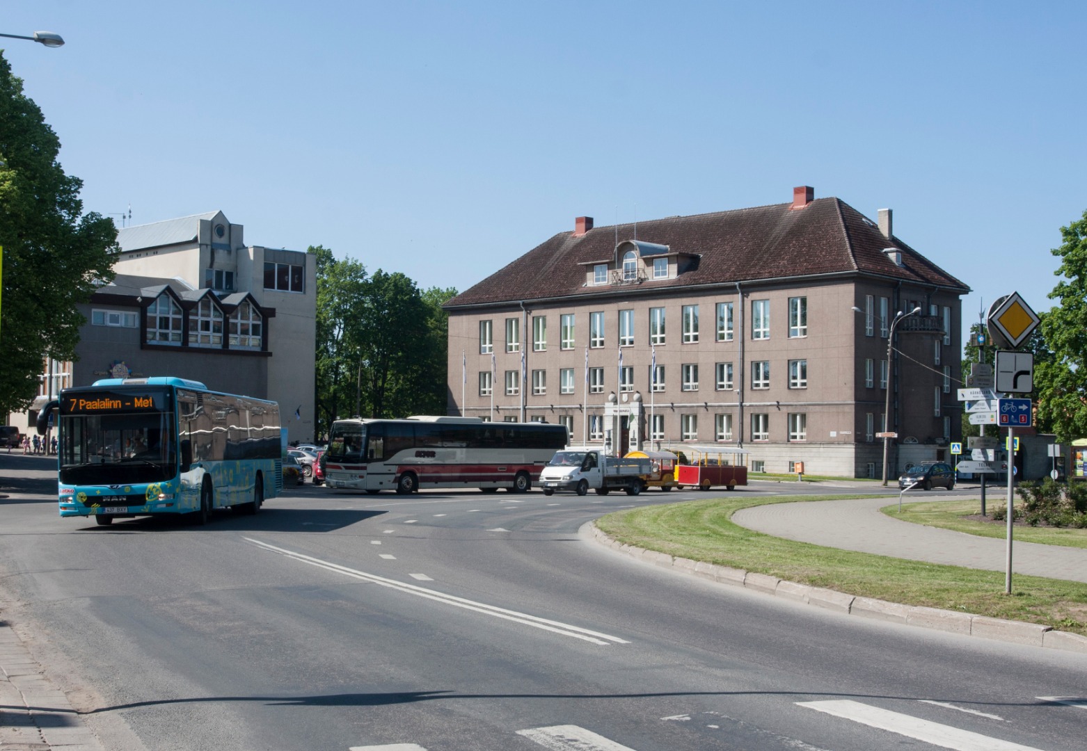 foto, Viljandi, Nõukogude väljak (adminhoone), Tallinna-Vaksali ristmik, 09.1960 F A. Kiisla rephoto
