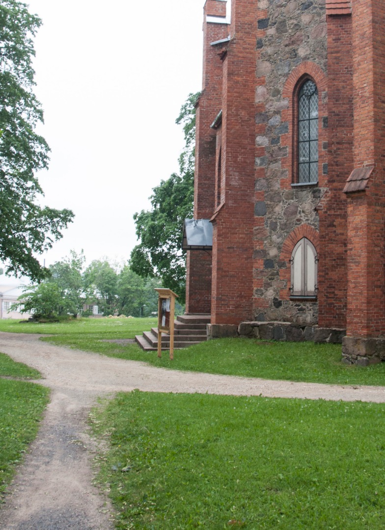 foto albumis, Viljandi, Pauluse kirik, kagunurga lähivaade idast, u 1915, foto J. Riet rephoto