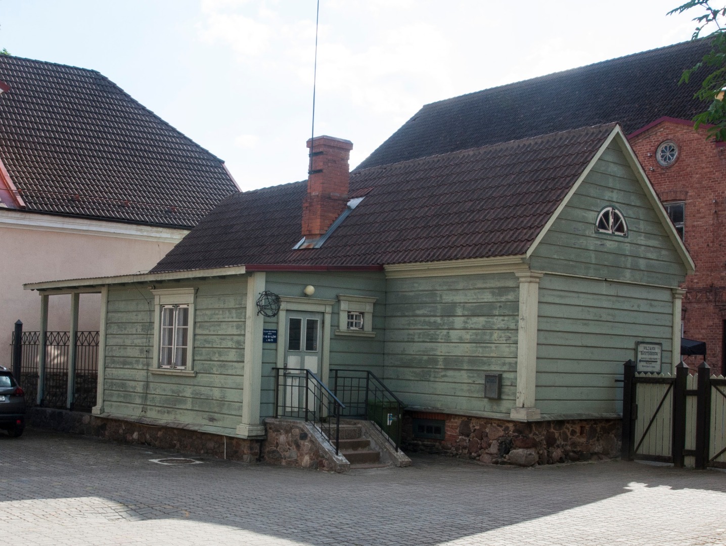 foto, Viljandi muuseum, õu, käsitöömaja taastamine, oktoober 1993, foto L. Kadalipp rephoto