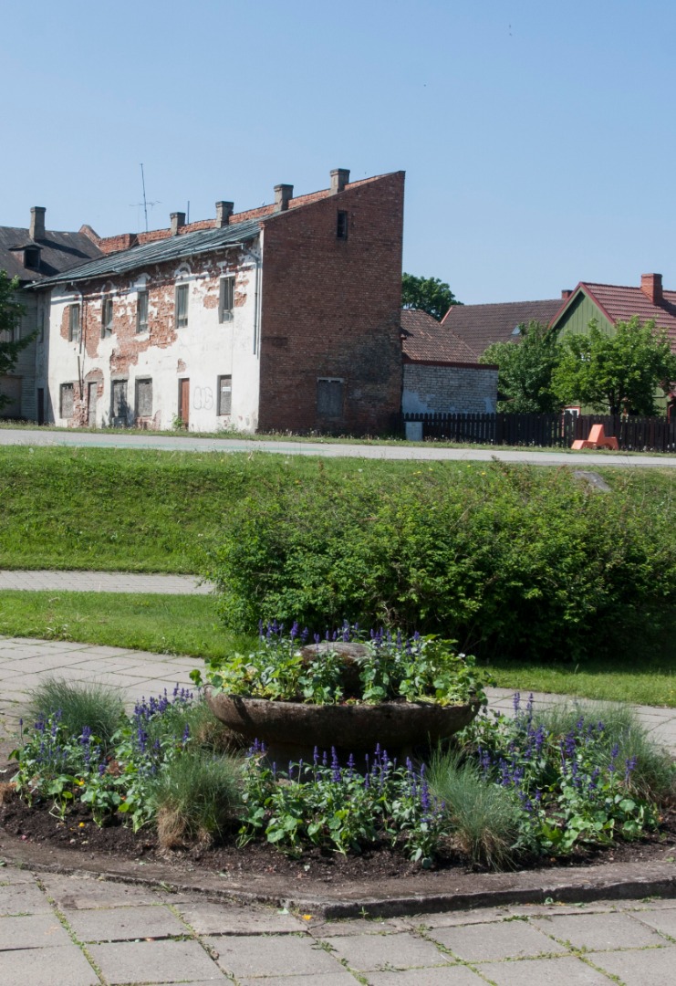 foto, Viljandi, Keskväljak, purskkaev Tüdruk tuvidega, 1957 september, foto Hilja Riet rephoto