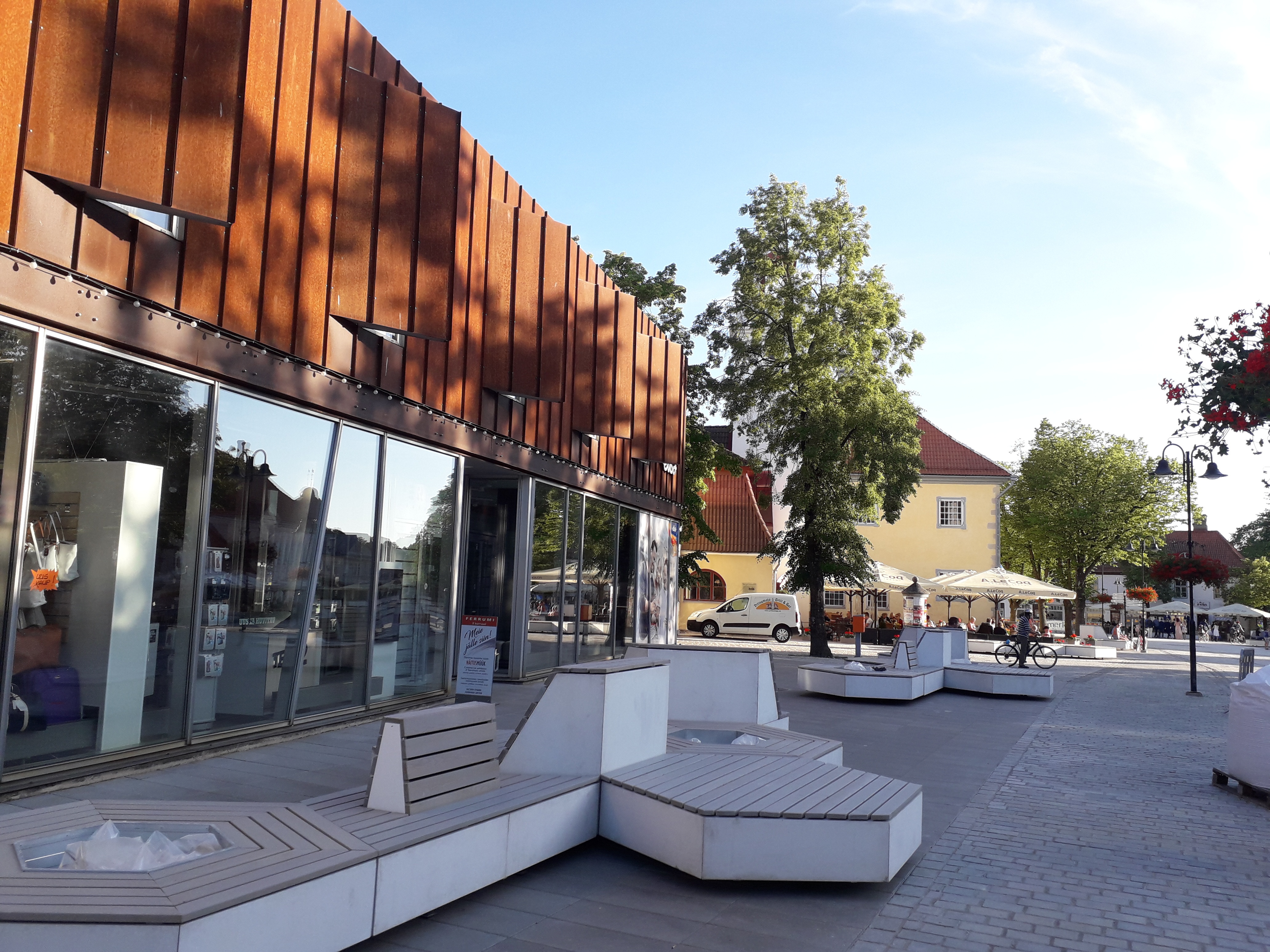 Vaade Kuressaare Lossi tänavalt Raekojale rephoto