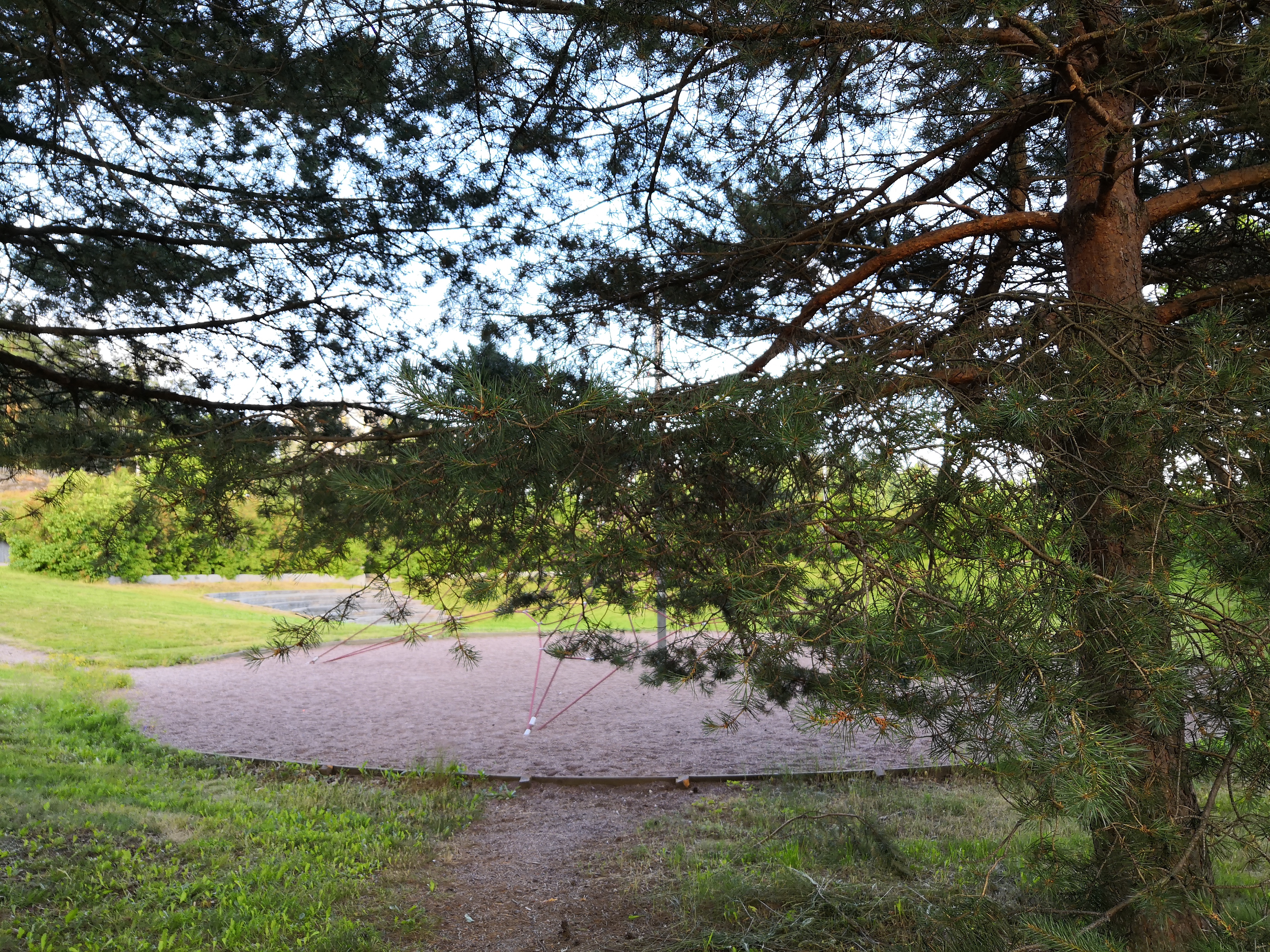 Asukaspuisto Kipinäpuistossa Kivikossa. Taustalla Jyrkännekuja 4:n kerrostalo rephoto