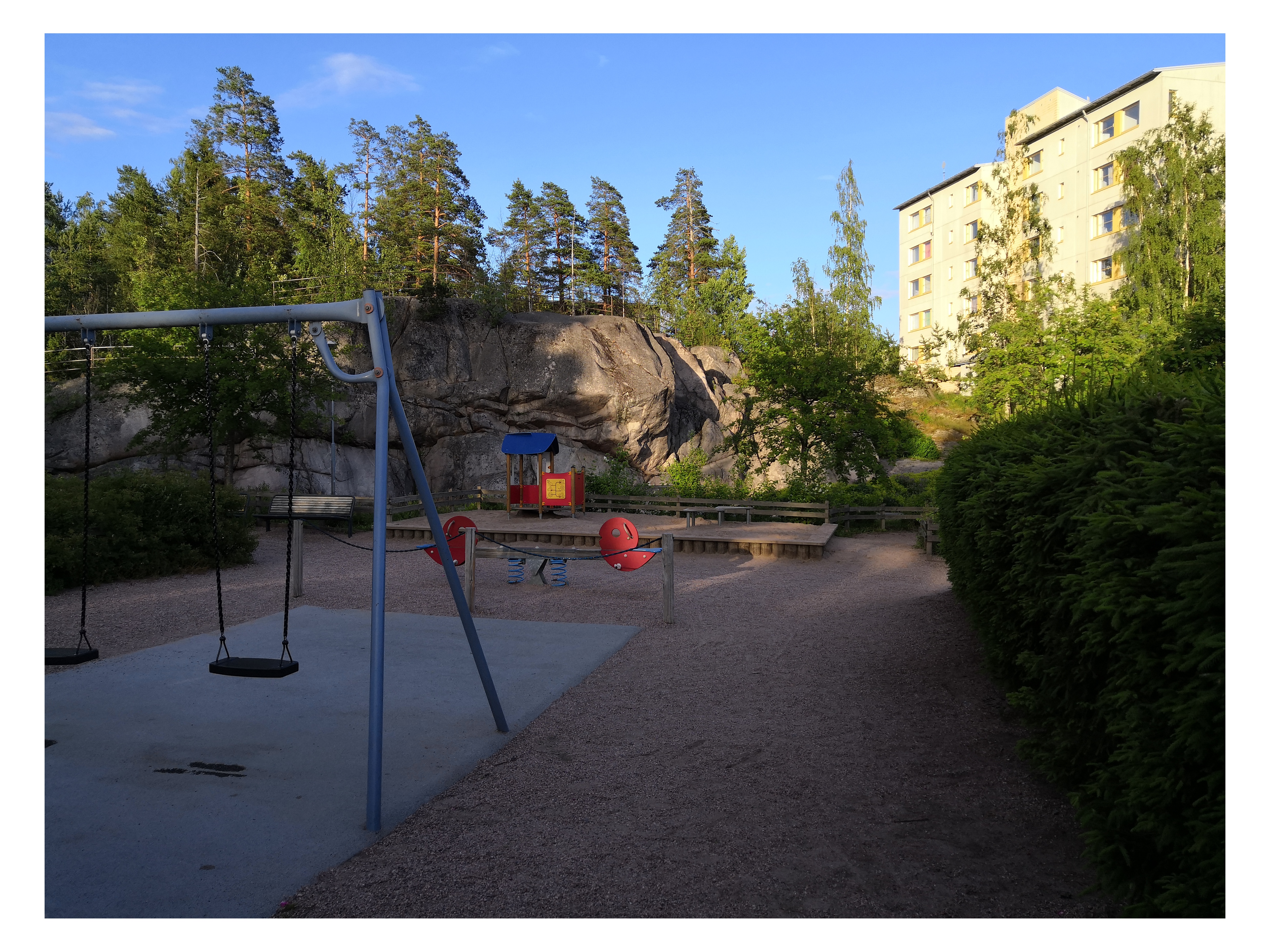 Asukaspuisto Kipinäpuistossa Kivikossa, taustalla Jyrkännekuja 4:n kerrostalo rephoto