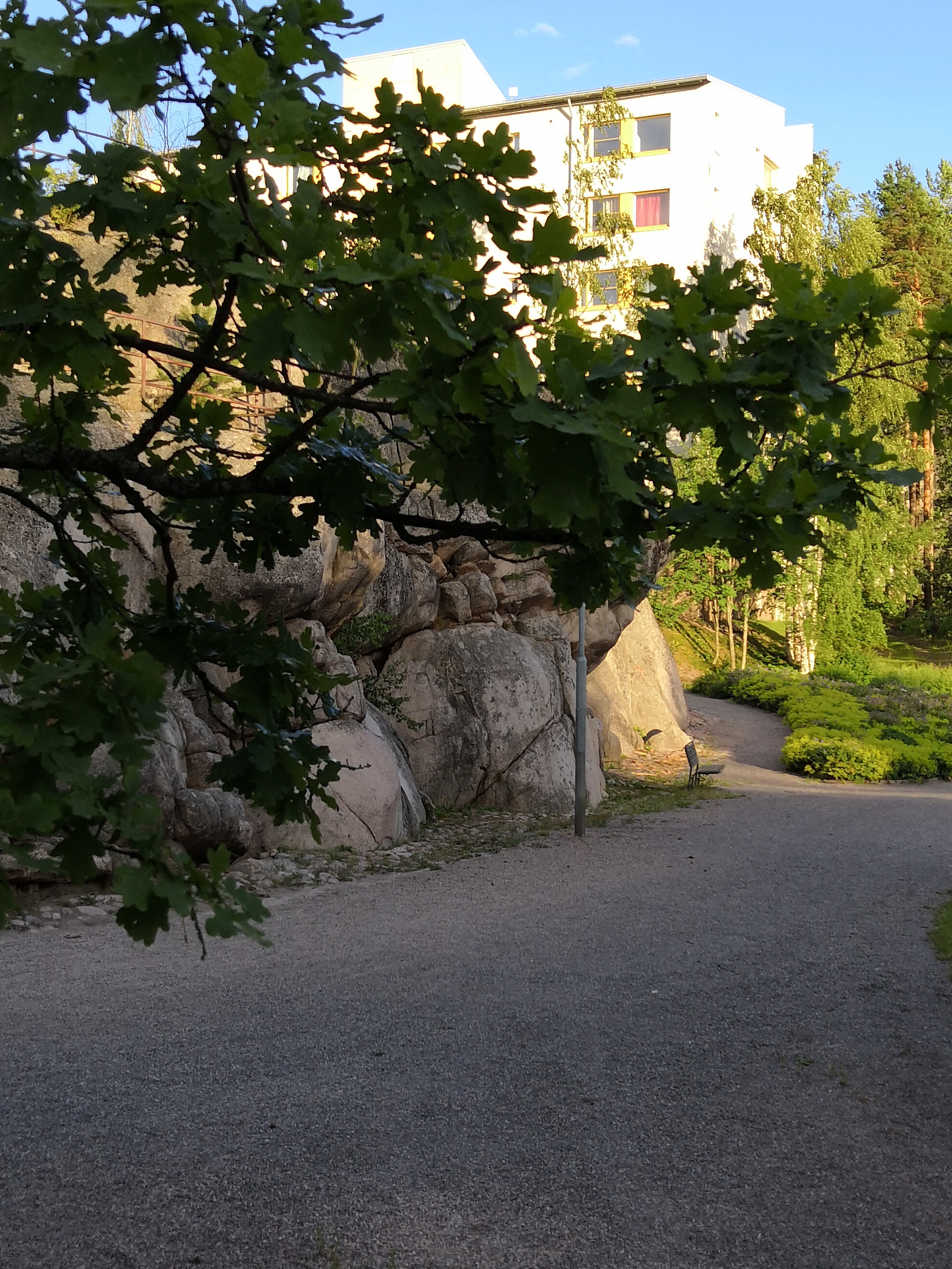 Jyrkännekuja 4 Kipinäpuiston leikkipuistosta kuvattuna rephoto
