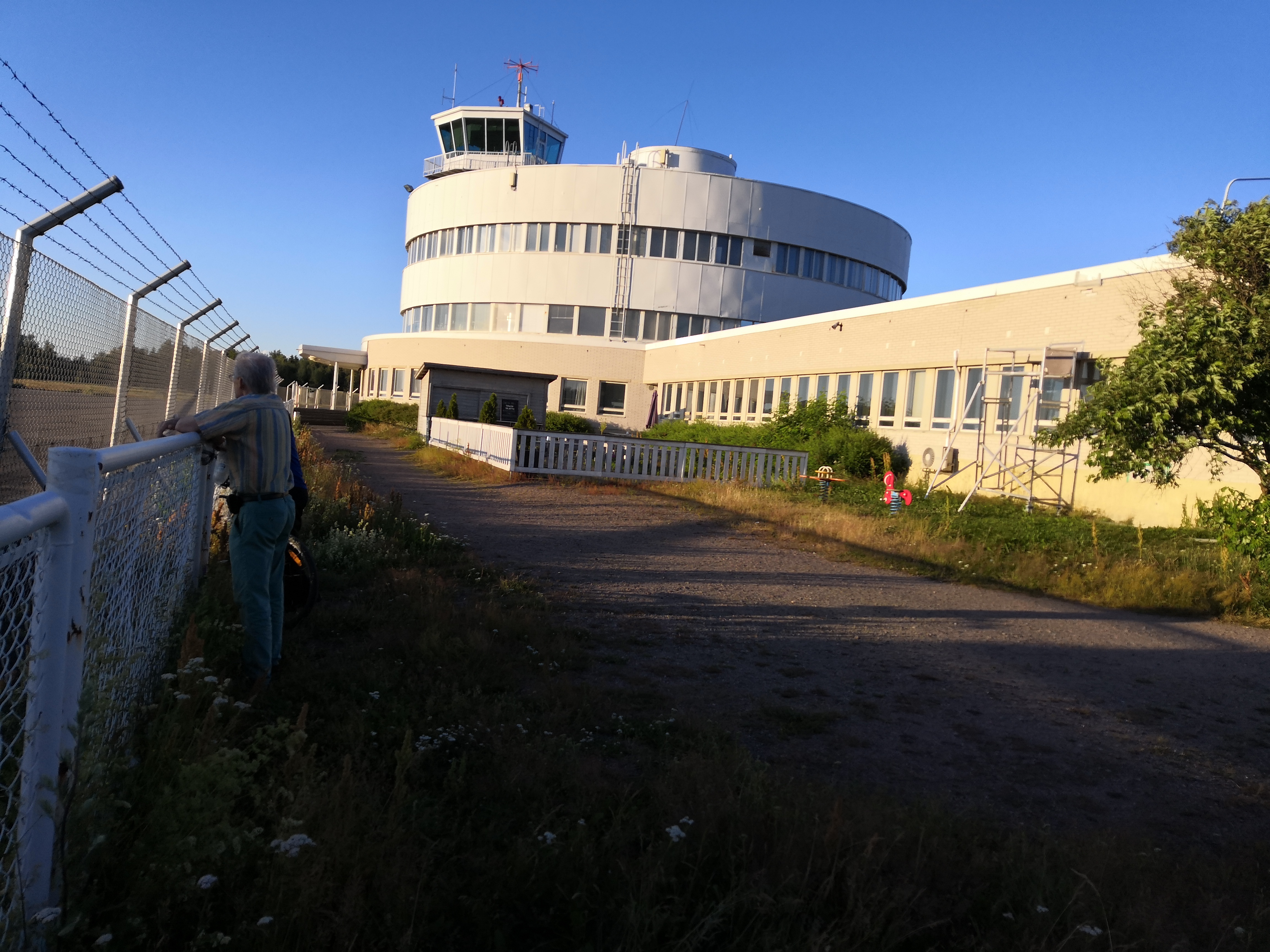 Mikroautojen kisa Malmin lentokentällä. Väkijoukon takana näkyy Malmin kentän lentoasema. rephoto