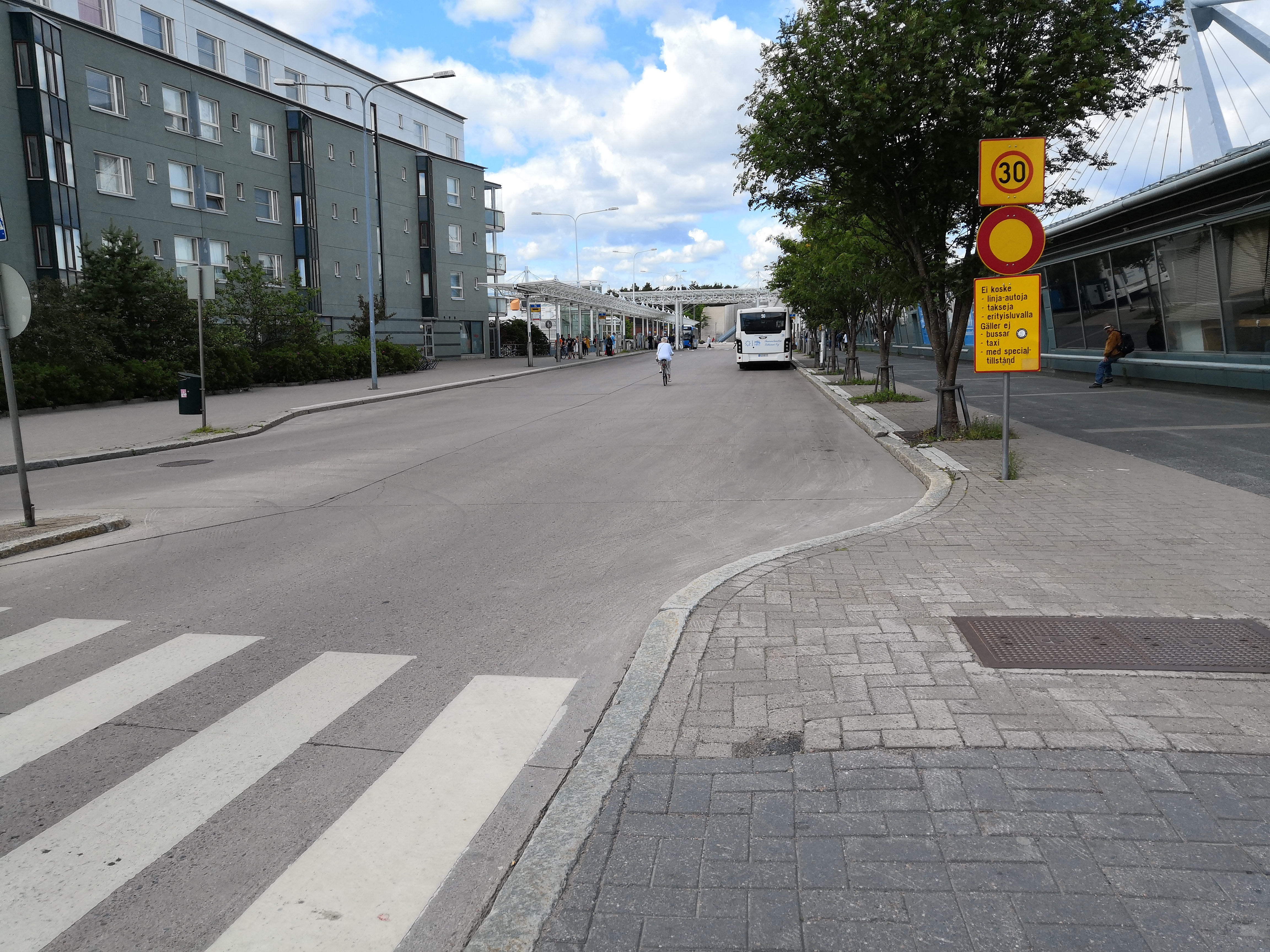 Näkymä Valkopaadentielle. Vuosaaren vilkkaimpia bussipysäkkejä. rephoto