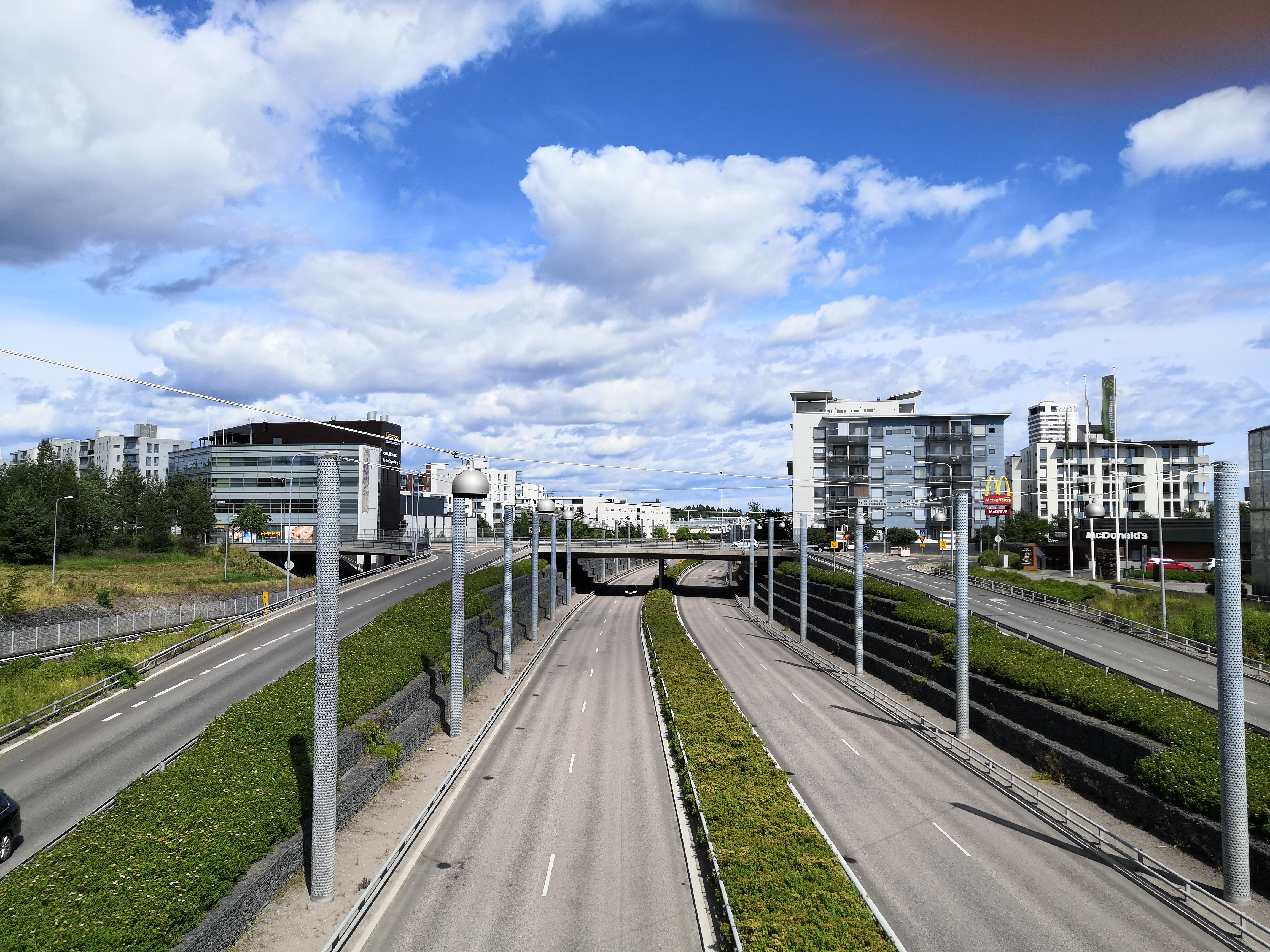 Valotunneli päiväsaikaan Vuotiellä Vuosaaressa. Näkymä Vuotien ylittävältä sillalta itään päin. rephoto