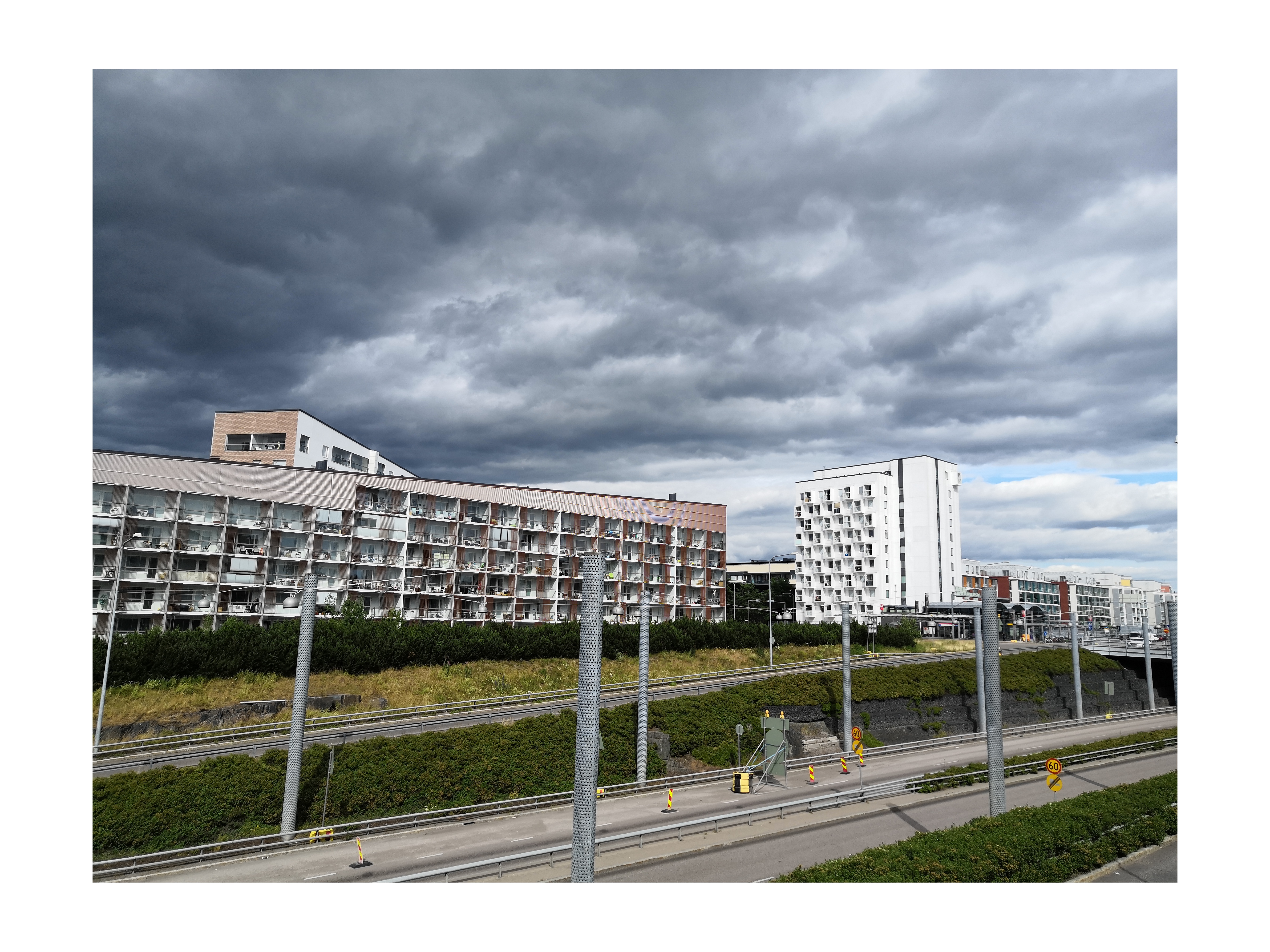Metroradan varrella vuosaaressa. Takana näkyy Rastilan metroasema. rephoto