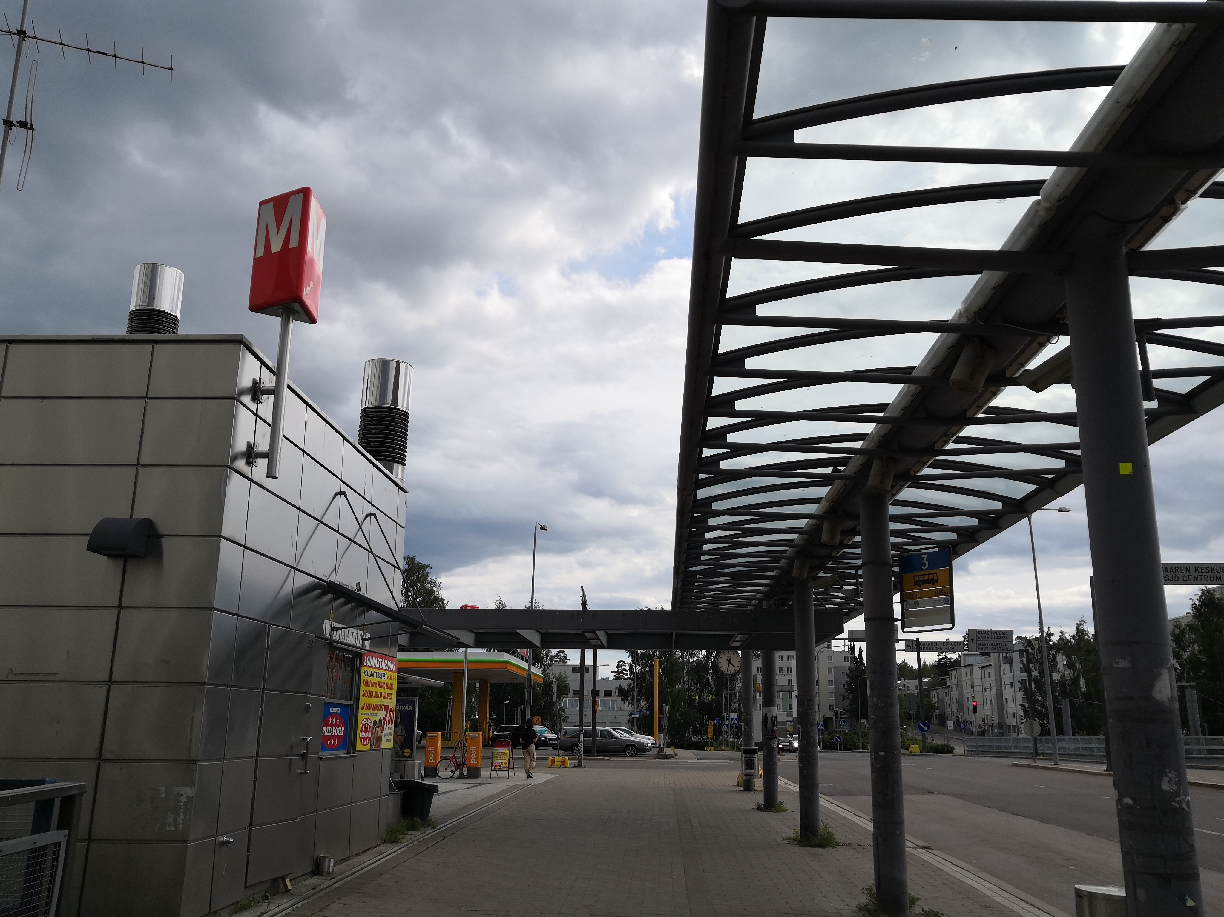Rastilan metroasema talvella auringonlaskun aikaan. rephoto