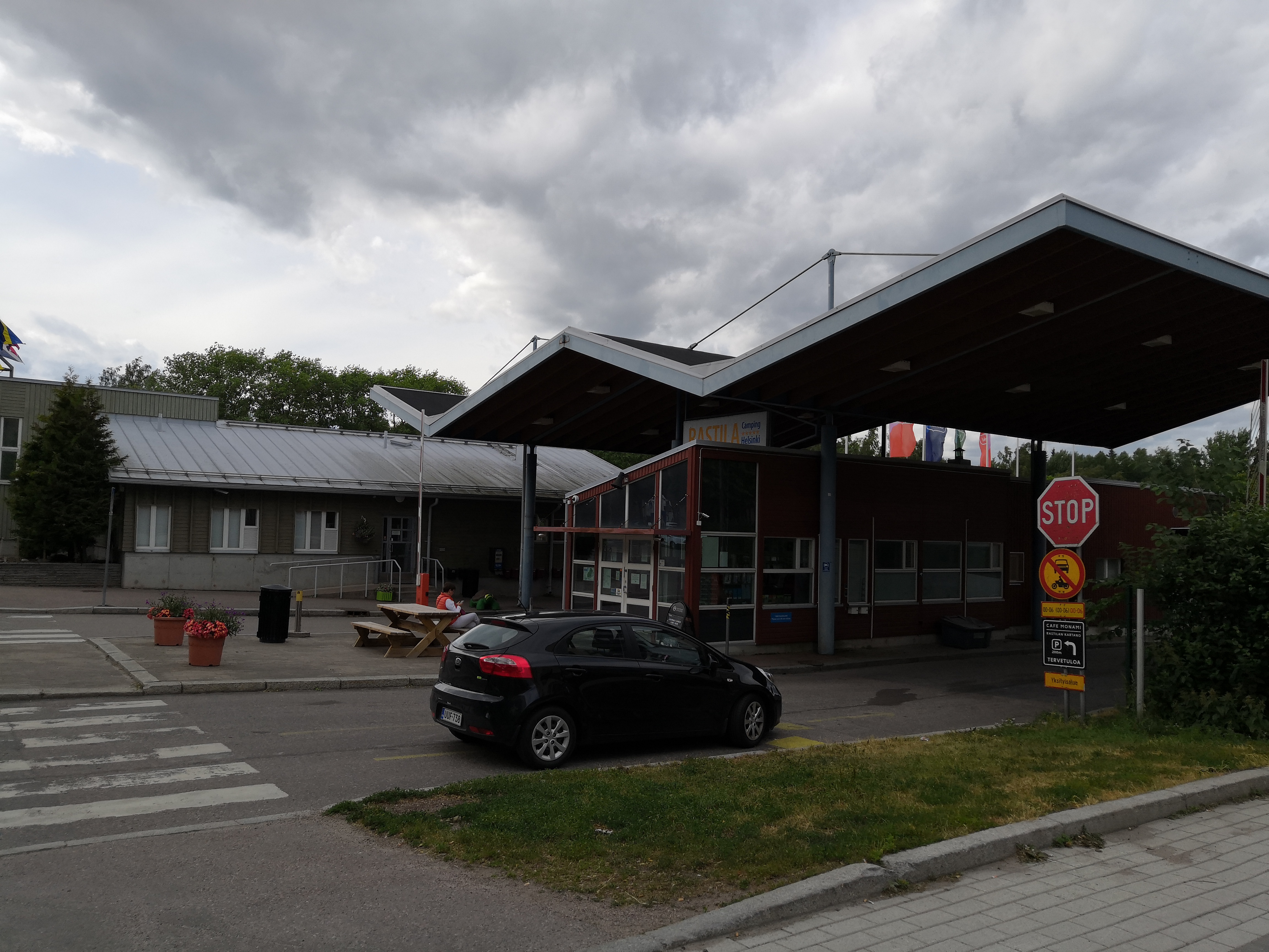 Kesäinen Rastilan leirintäalue. Etualalla vastaanottorakennus. Vasemmalla kaksi motoristia. rephoto