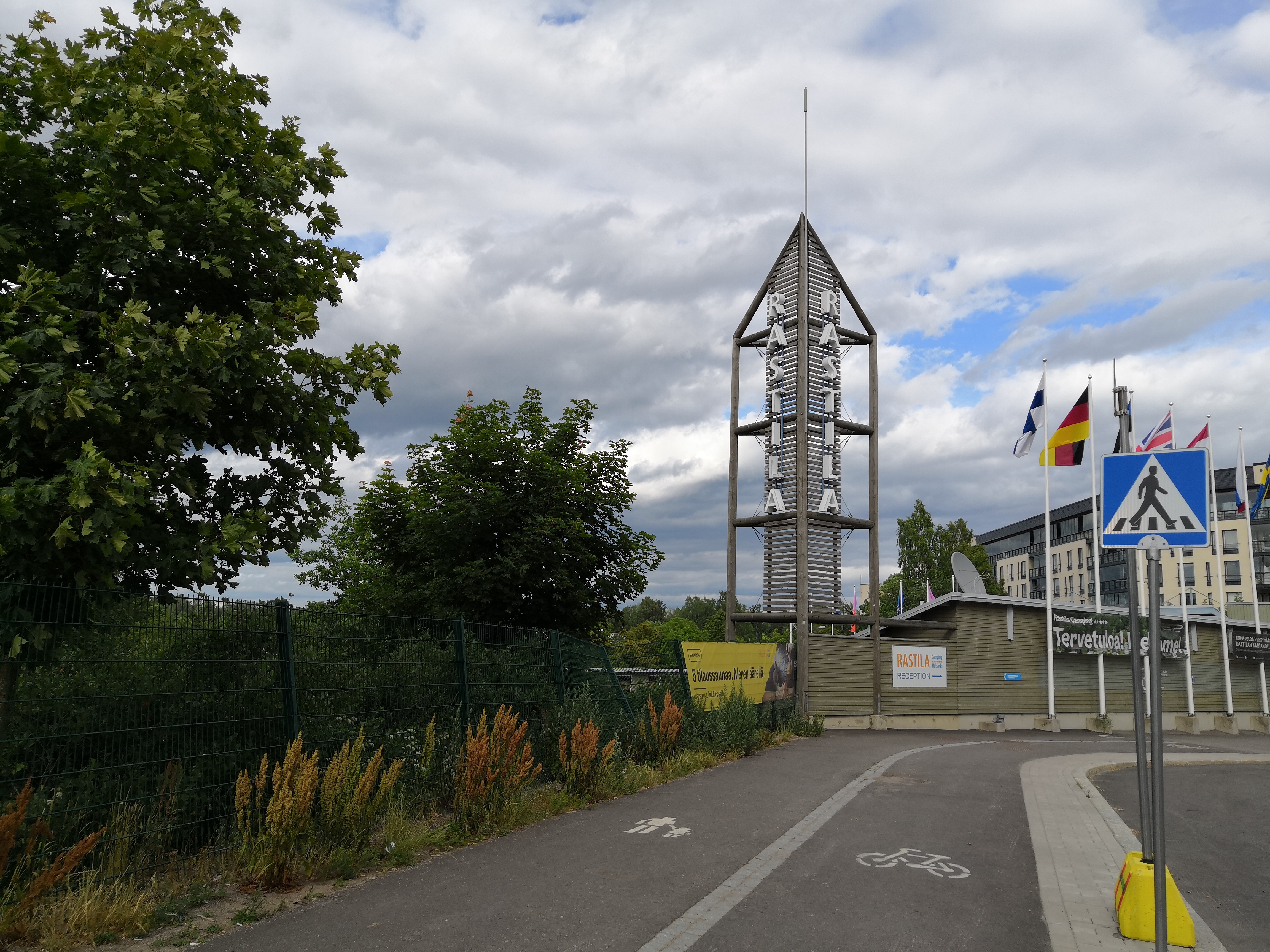 Kesäinen Rastilan leirintäalue. Oikealla vastaanottorakennus. rephoto