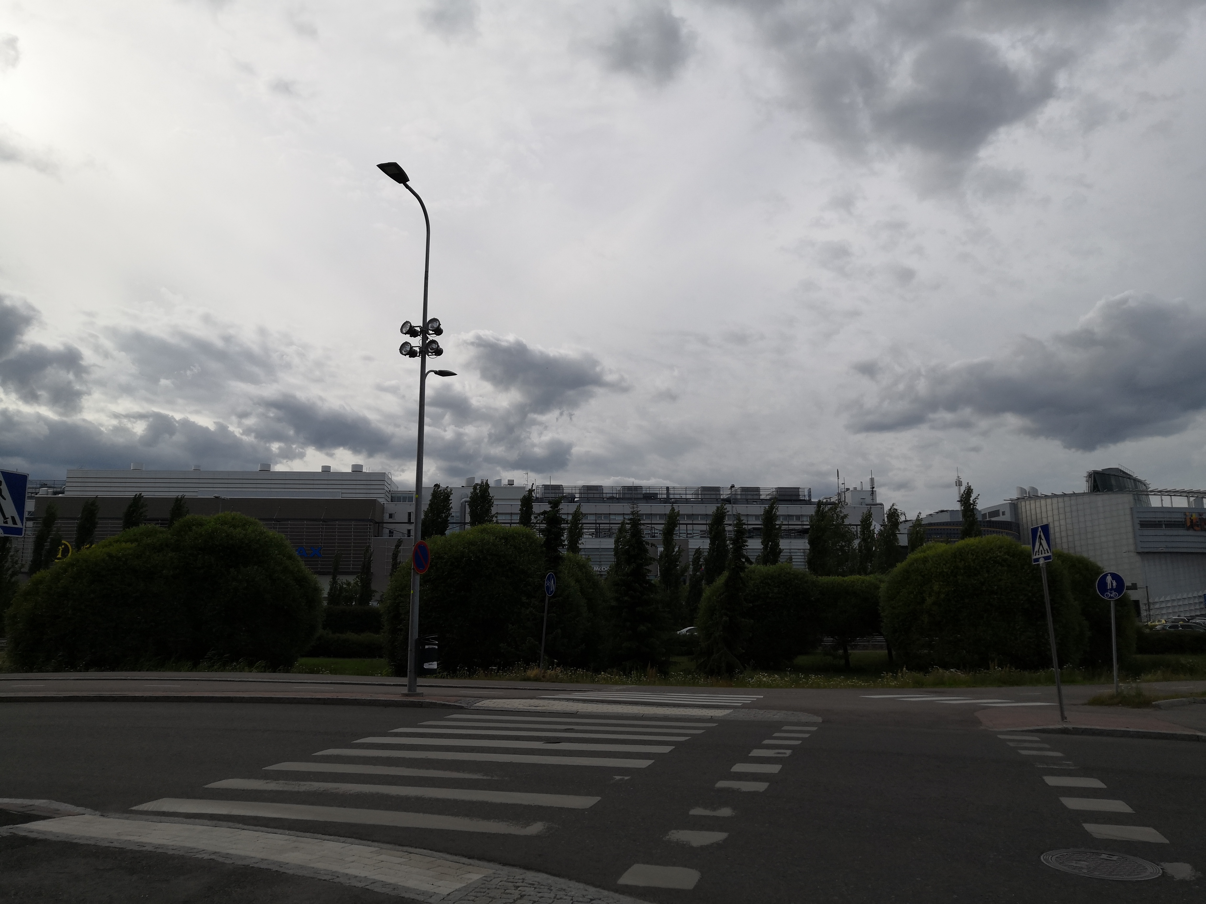 Itäkeskuksen kauppakeskus Citymarketin parkkipaikalta katsottuna. rephoto
