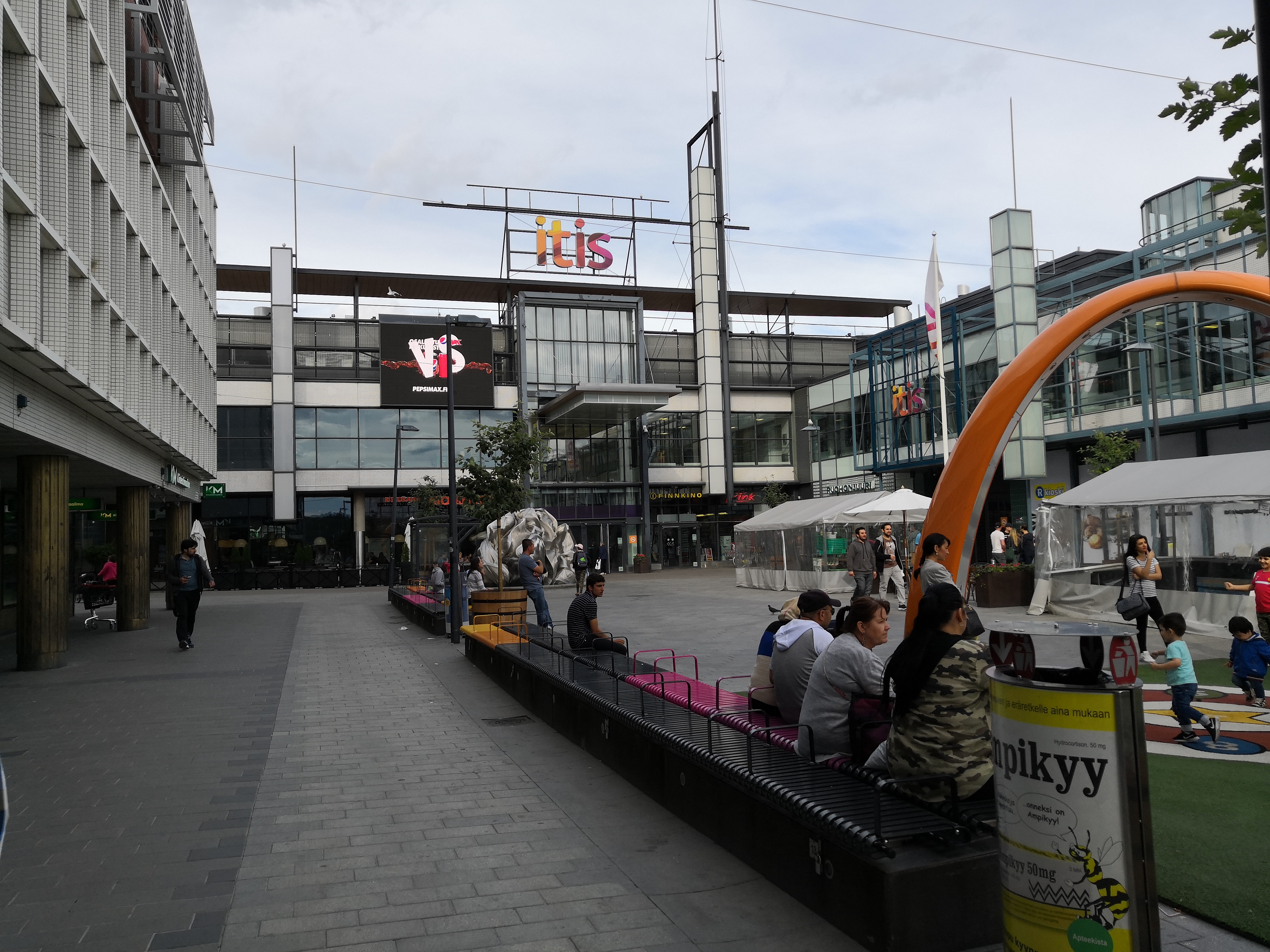 Itiksen kauppakeskus, Tallinnanaukio 3 ja 10, Itäkeskus. rephoto