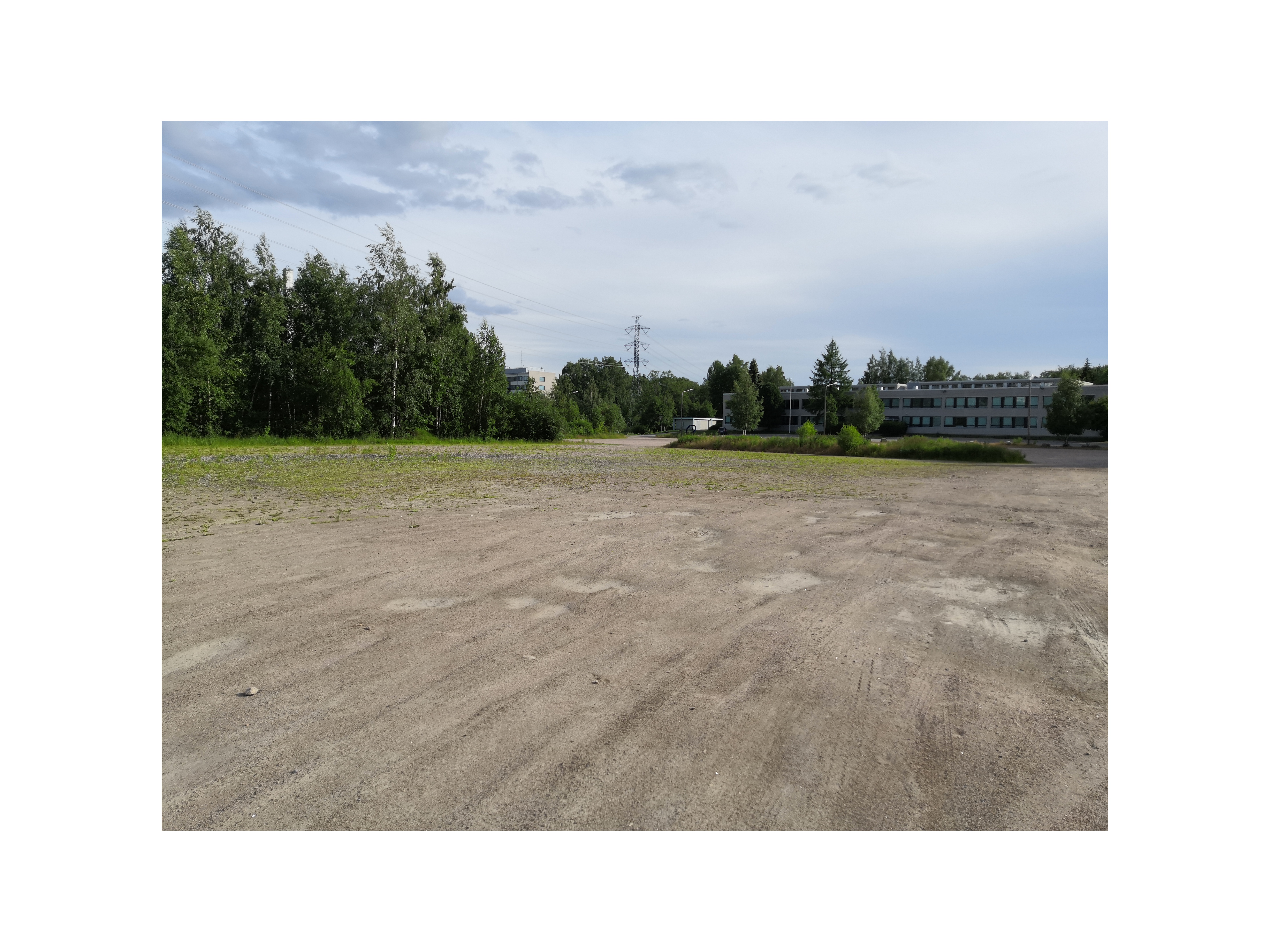 Puotinharju. Näkymä Olavinlinnanpolulta päin etelän suuntaan. Oikealla lapsia kentällä Puotinharjun yhteiskoulun edustalla, vasemmalla Kajaaninlinnantien kerrostaloja. rephoto