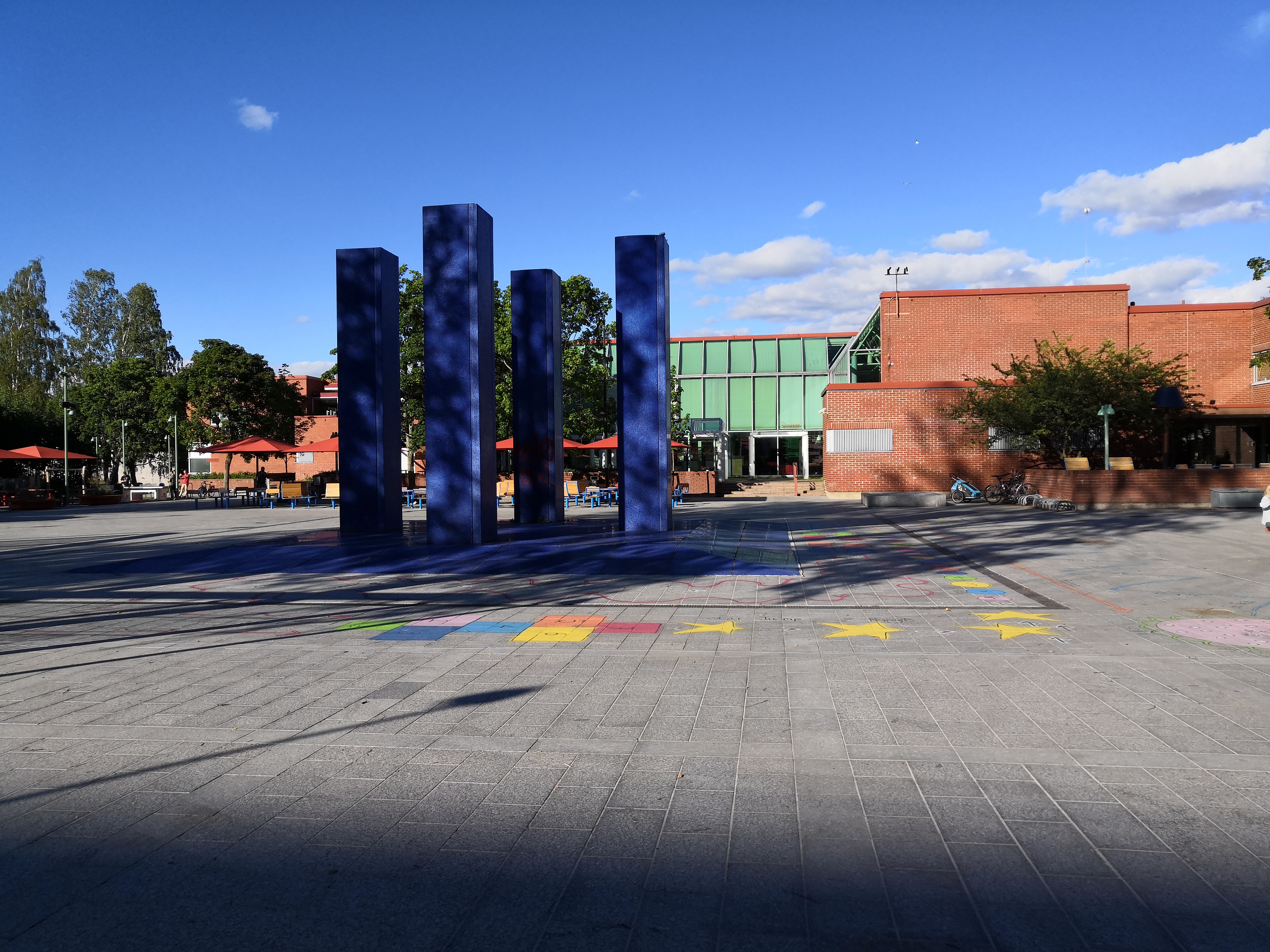 Hannu Siren: Stoa (kivi, 1984). Itä -Helsingin kulttuurikeskus Stoa, Itäkeskus. Taustalla monitoimitalo. rephoto