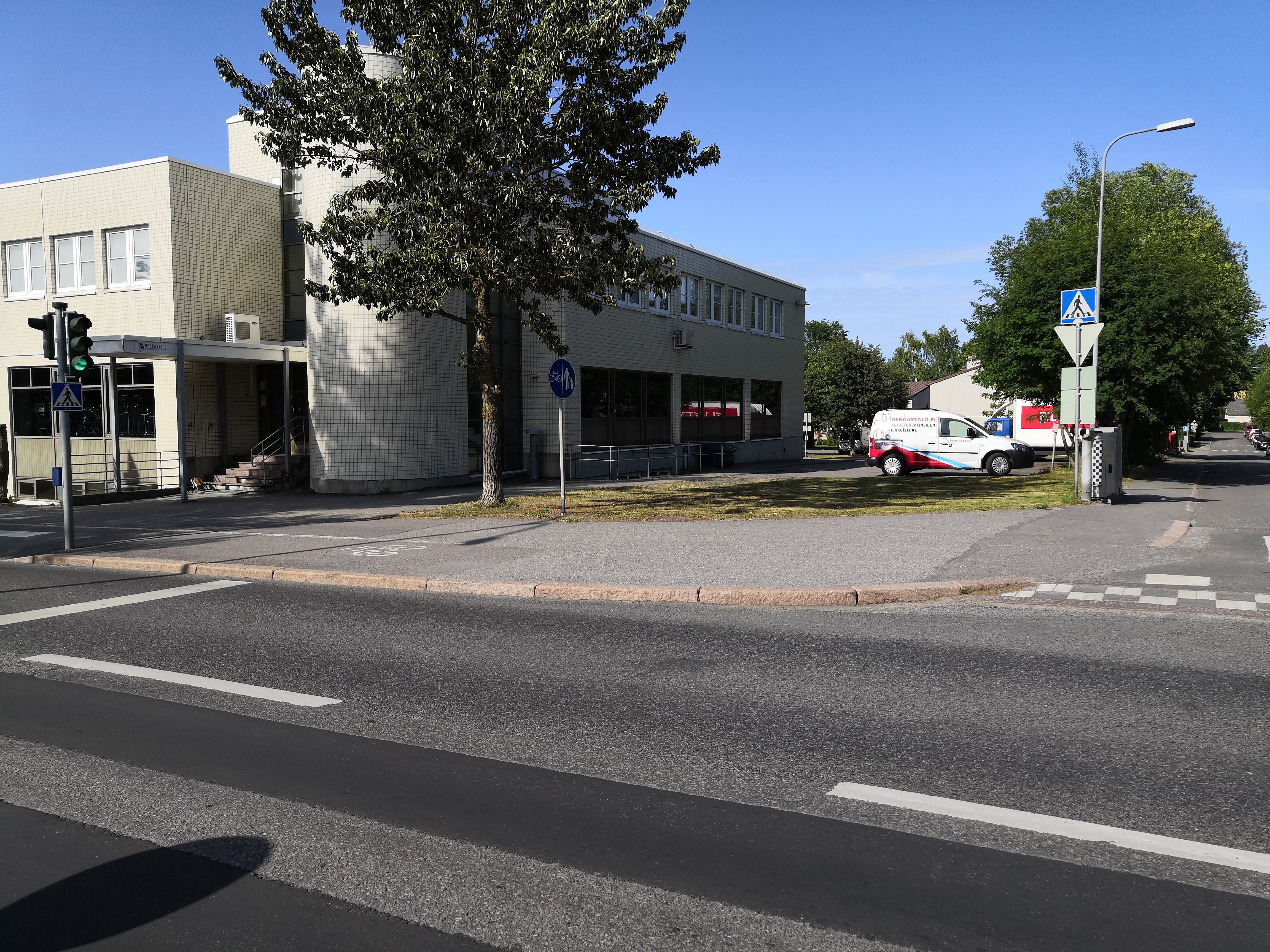 Malmin Radio ja Talouskoneen liike, Kirkonkyläntie 35, Malmi. Liikkeen omistaja Matti Salminen asui oikealla kaupan takana pilkistävässä omakotitalossa. rephoto