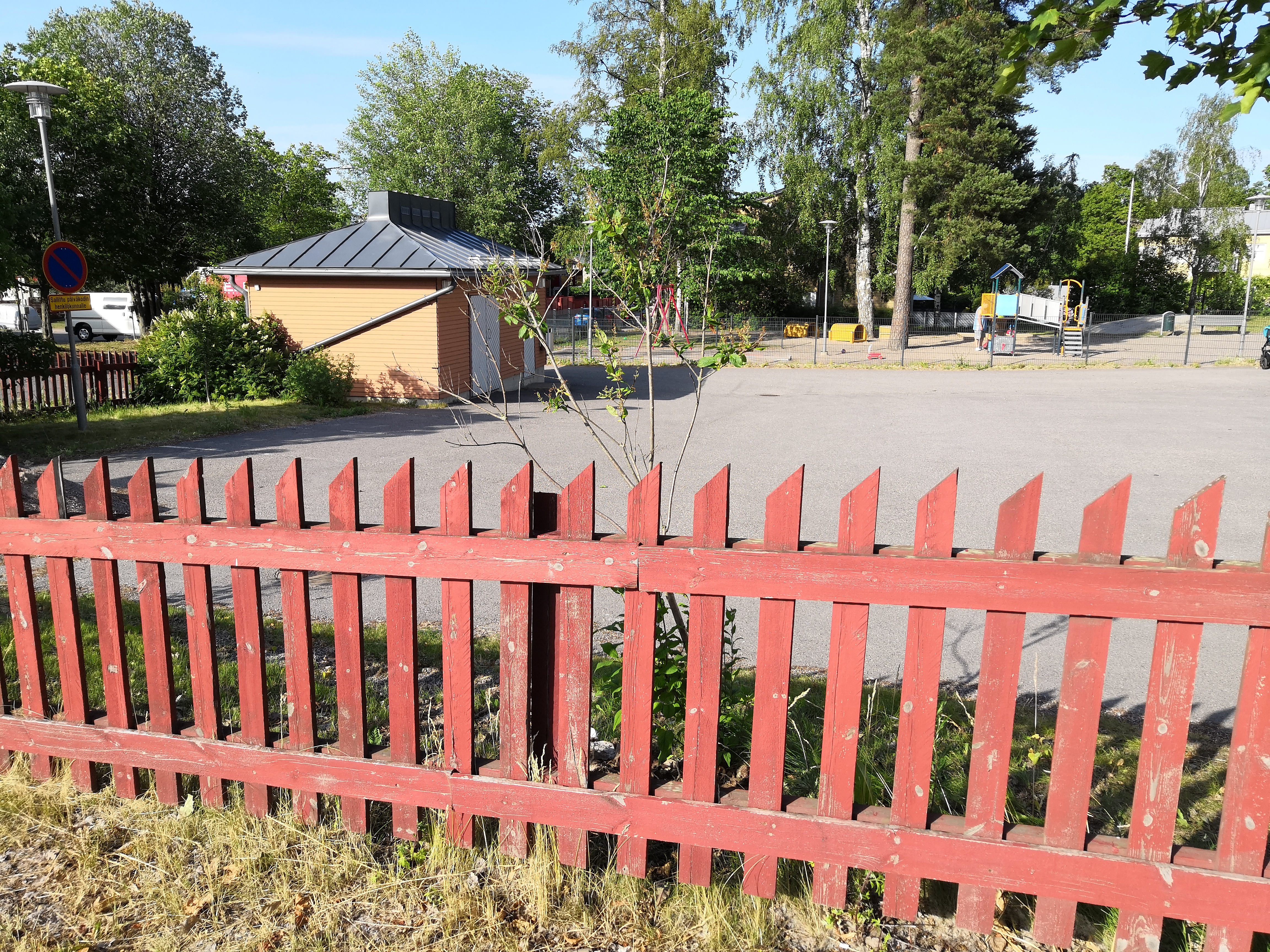 Kirkonkyläntie 33, Malmi. Talossa toimi Malmin kansalaiskoulun (aiemmin Malmin jatkokoulu) ruokala. Varsinainen koulurakennus sijaitsi osoitteessa Kirkonkyläntie 25. rephoto