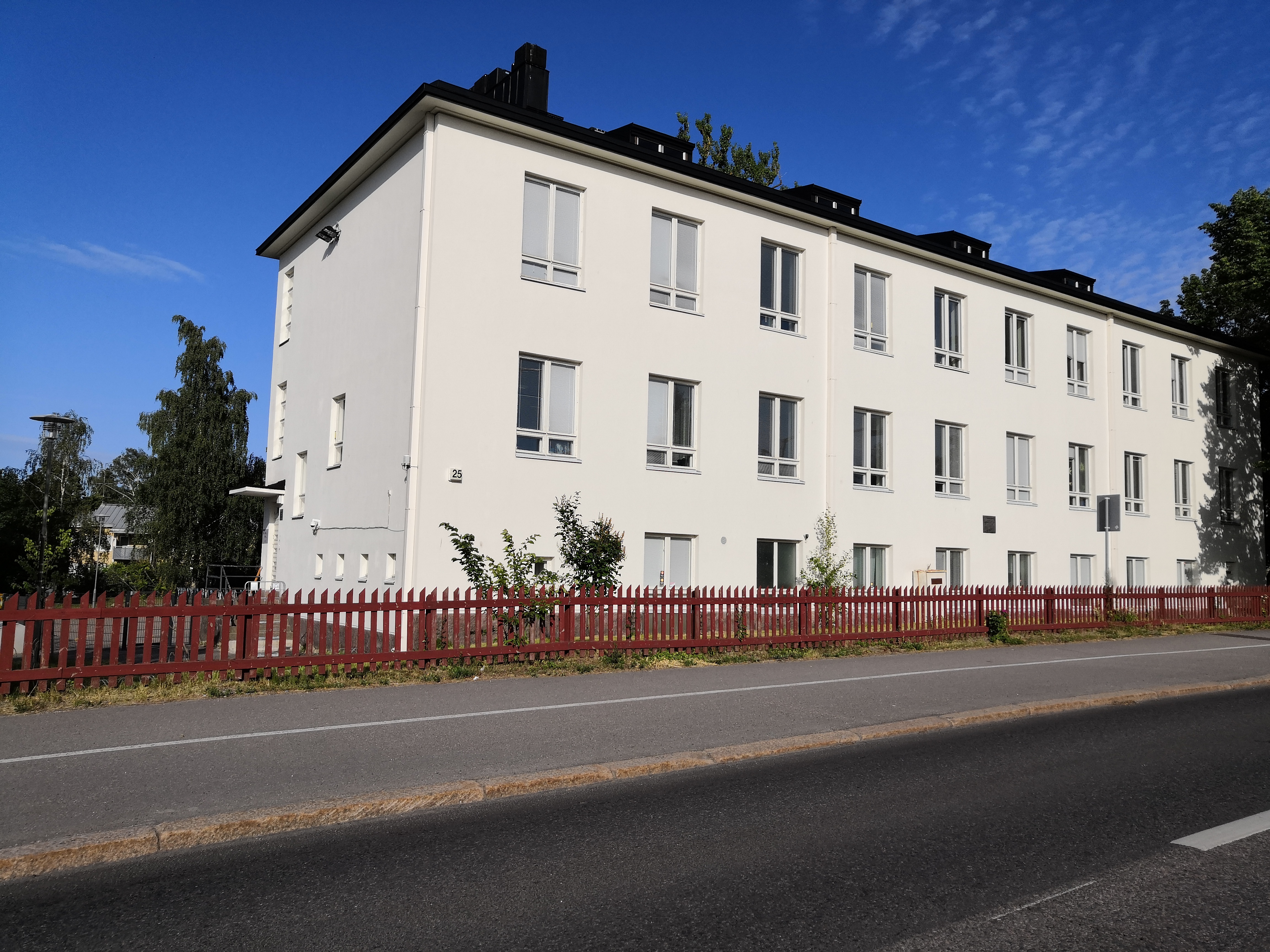 V. 1937 valmistunut Malmin pohjoinen kansakoulu ja jatkokoulu kuvattuna Kirkonkyläntien puolelta. Arkkitehti Jalmari Peltonen. rephoto
