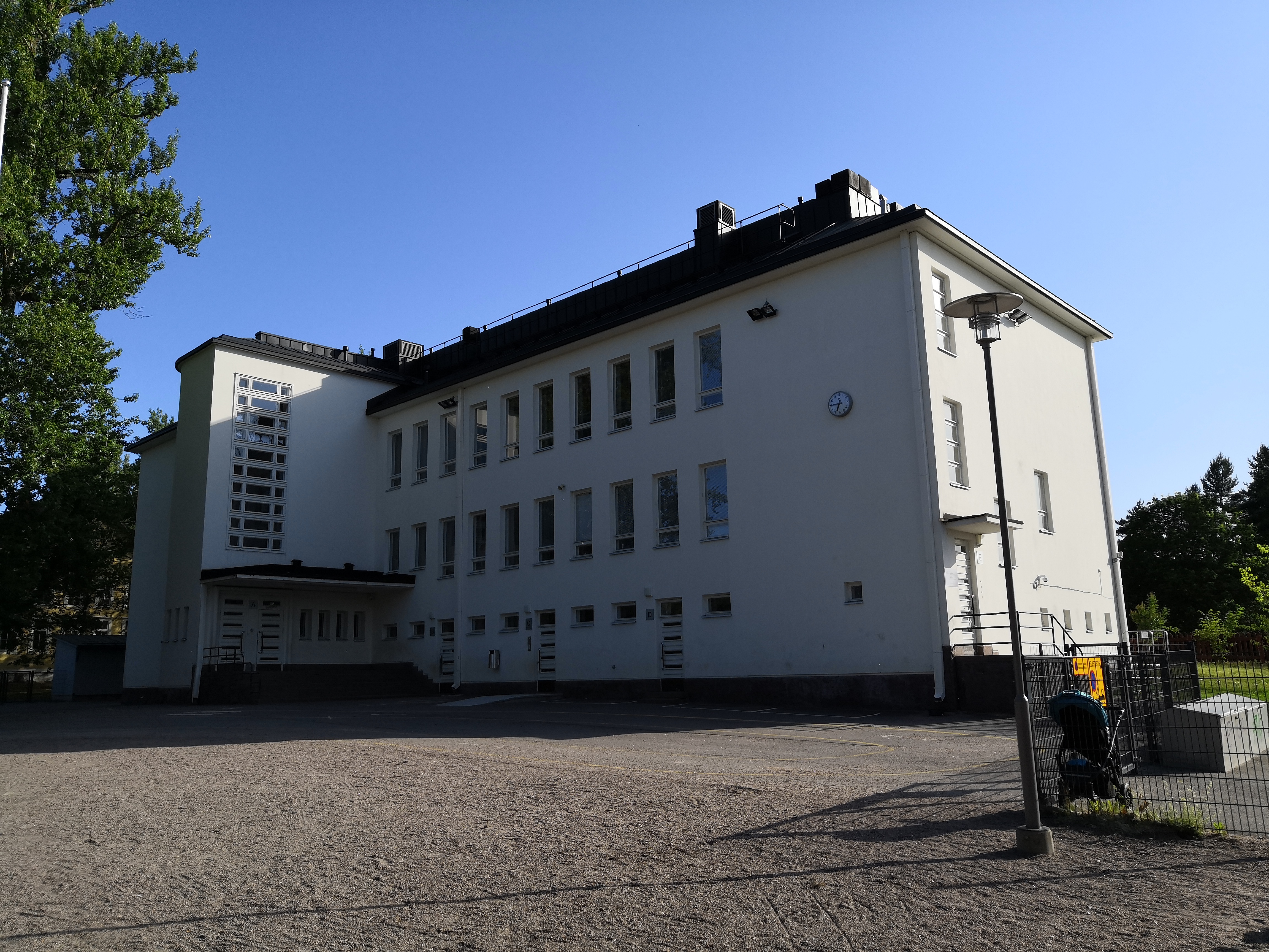 V. 1937 valmistunut Malmin pohjoinen kansakoulu ja jatkokoulu kuvattuna talvella. Arkkitehti Jalmari Peltonen. rephoto