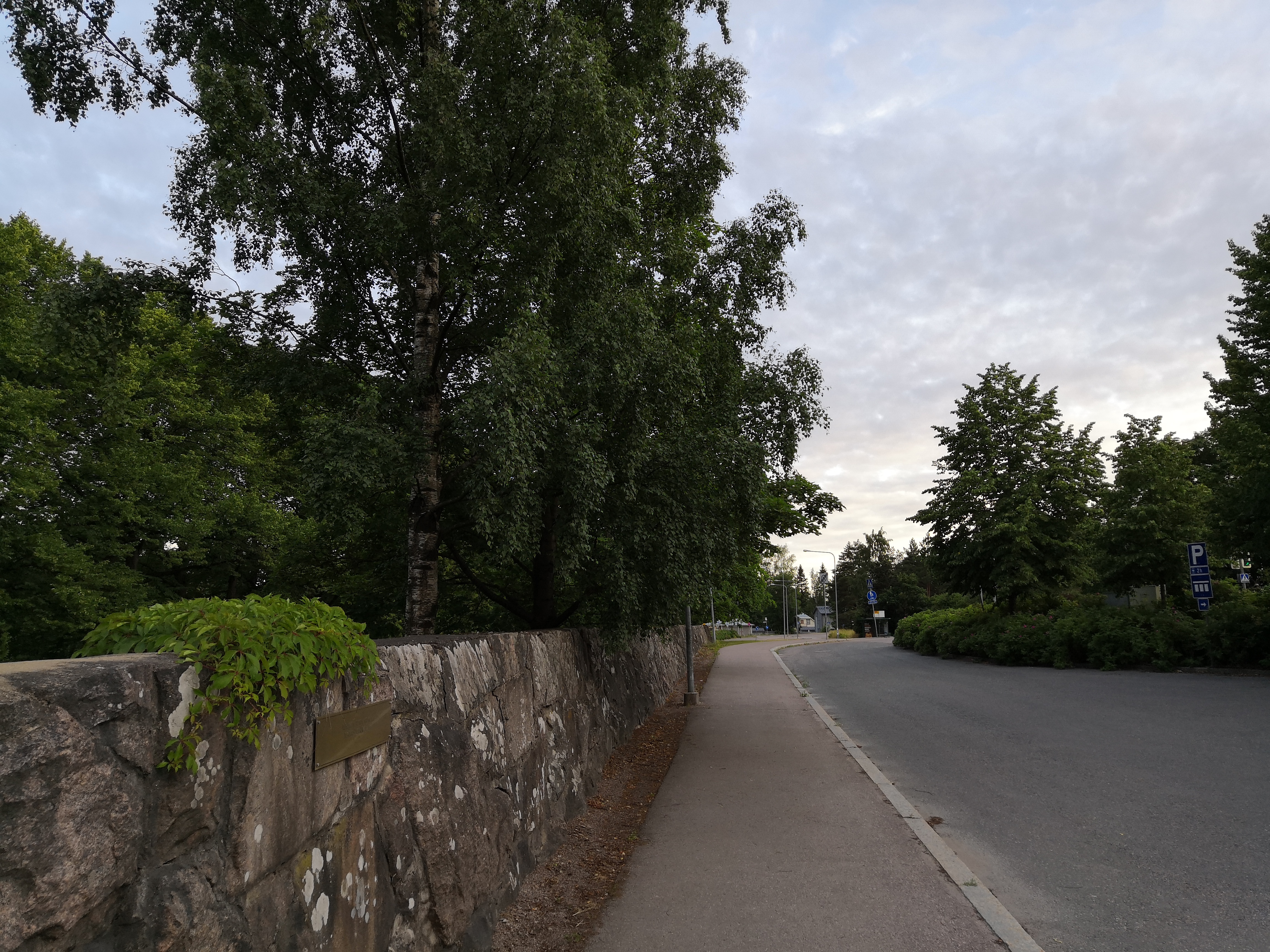 Hautasaatto saapumassa Pohjoiselle hautausmaalle (=Malmin hautausmaa). Etummainen auto Buick vm. 1937, sen takana Ford vm. 1937. rephoto