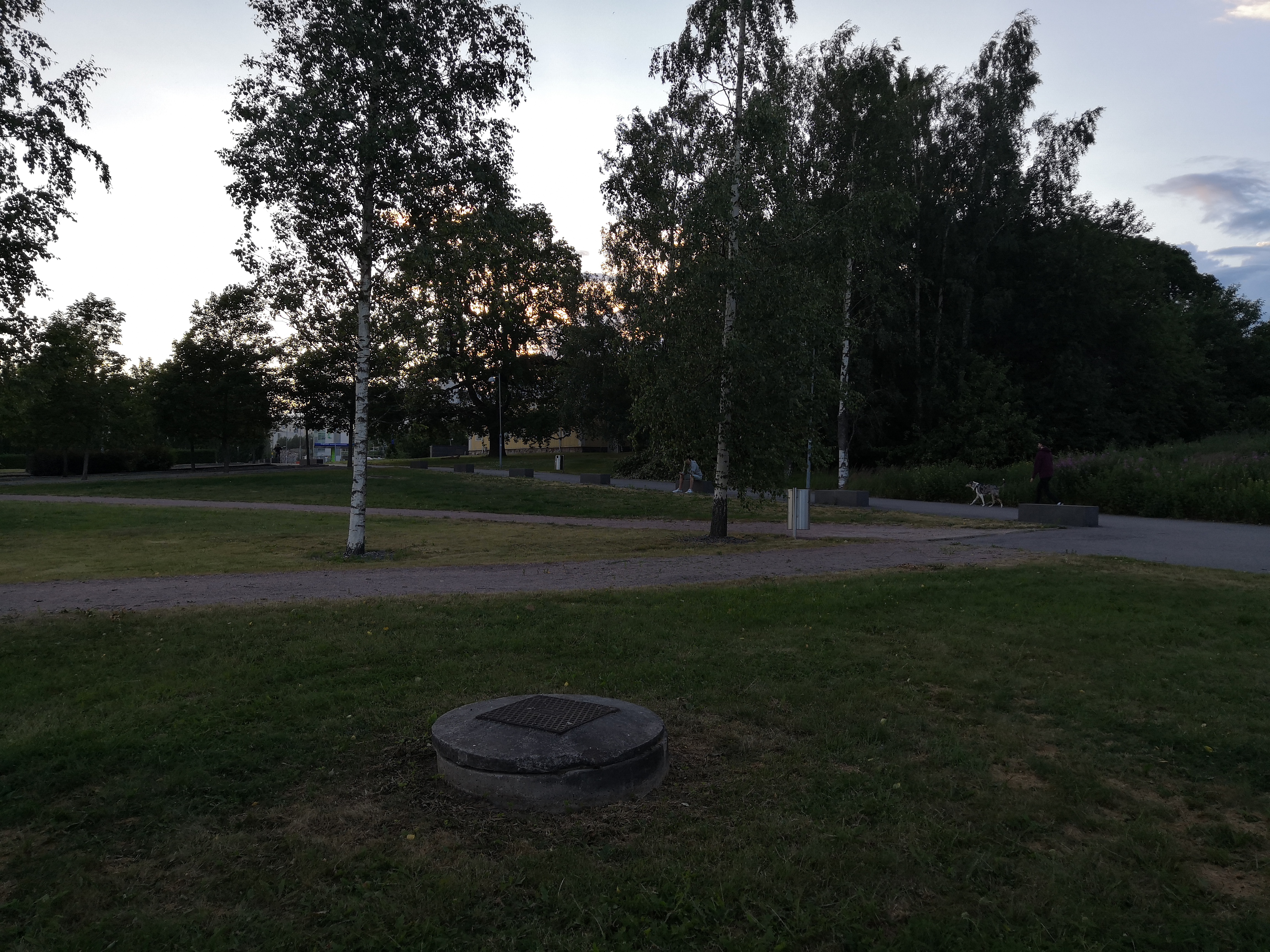 Viikintie. Viikintietä länteen. Taustalla tienviitat vasemmalle Keskustaan, oikealle Lahteen ja Malmille. Vasemmalla Viikin Unionin huoltoasema. Puiden katveessa puurakenteinen kartanorakennus, nykyinen Viikinkaari 8. rephoto