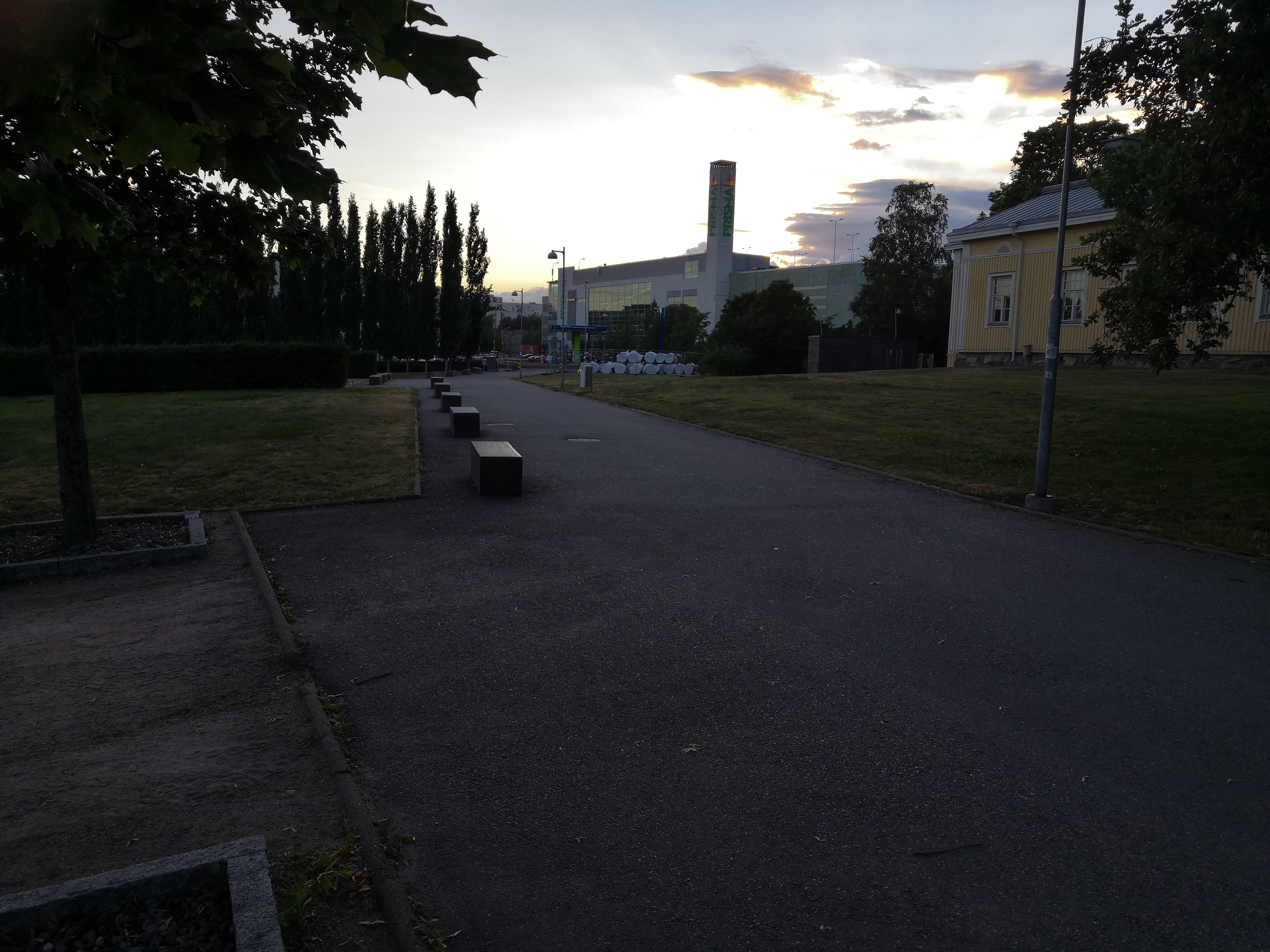 Viikintie. Näkymä Viikin suoran länsipäästä Latokartanon kohdalta luoteeseen. Tienviitat vasemmalle Keskustaan, oikealle Lahteen ja Malmille. Taustalla Viikin Unionin huoltoasema. Oikealla puurakenteisen kartanorakennuksen nurkka, nykyinen Viikinkaari 8. rephoto